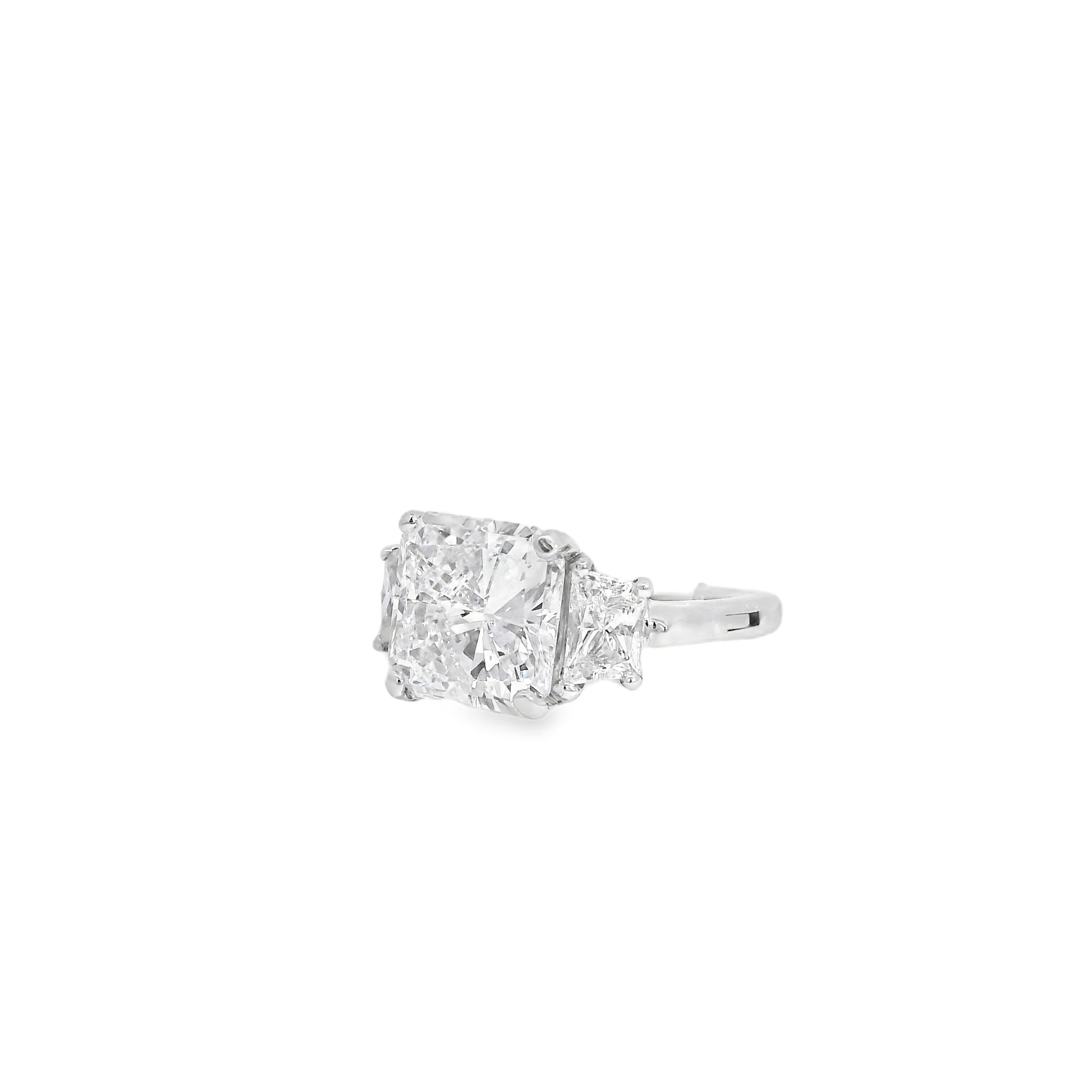 14k White Gold GIA Certified 5.03ct Diamond Engagement Ring Corte radiante en venta
