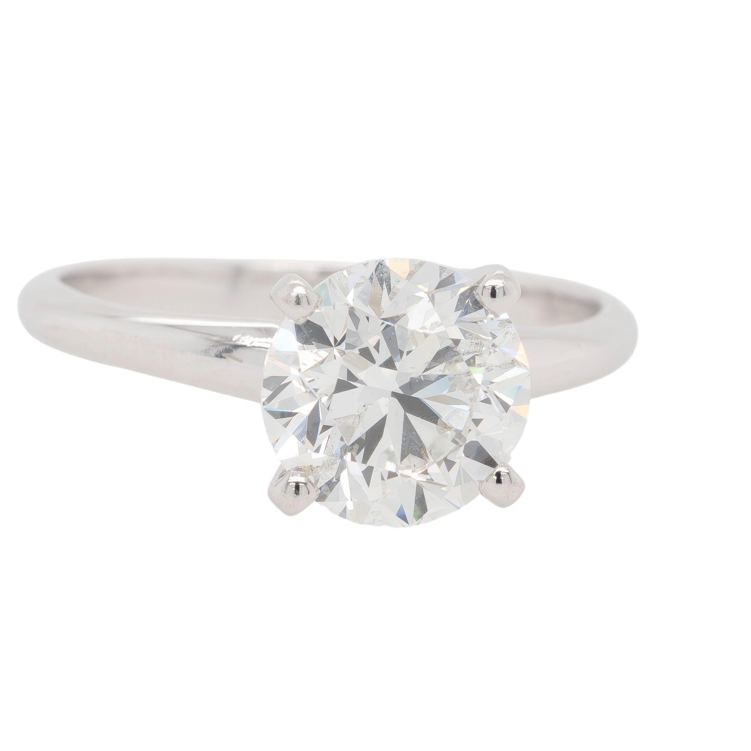 Este exquisito Anillo de Compromiso de Oro Blanco de 14 quilates exhibe un impresionante Diamante Brillante Redondo Natural de 2 quilates certificado por GIA (#6425856425). Con una claridad SI2 y un grado de color F, este diamante presume de un