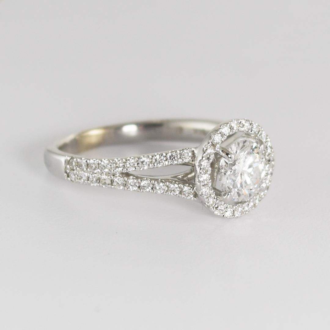 Bague de halo en or blanc 14k pour femme, ornée de diamants.
Estampillé 14k et pèse 3,2 grammes.
Le diamant central est de taille ronde et brillante, 0,67 carats, couleur E, pureté i1,
Très bonne qualité de coupe.
Le numéro du rapport d'évaluation