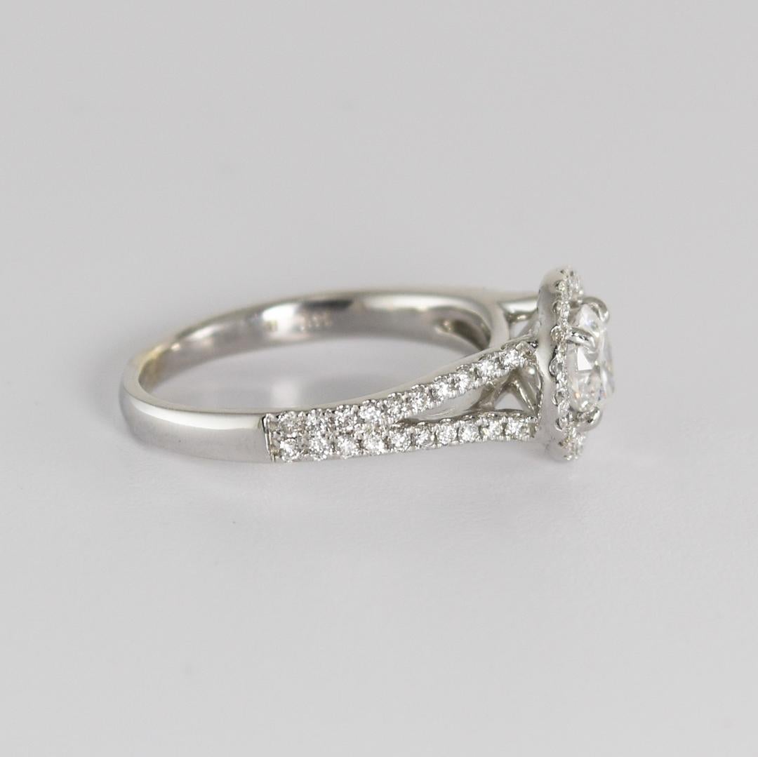 Taille ronde Bague en or blanc 14 carats avec halo de diamants certifiés GIA de 0,97 carat en vente