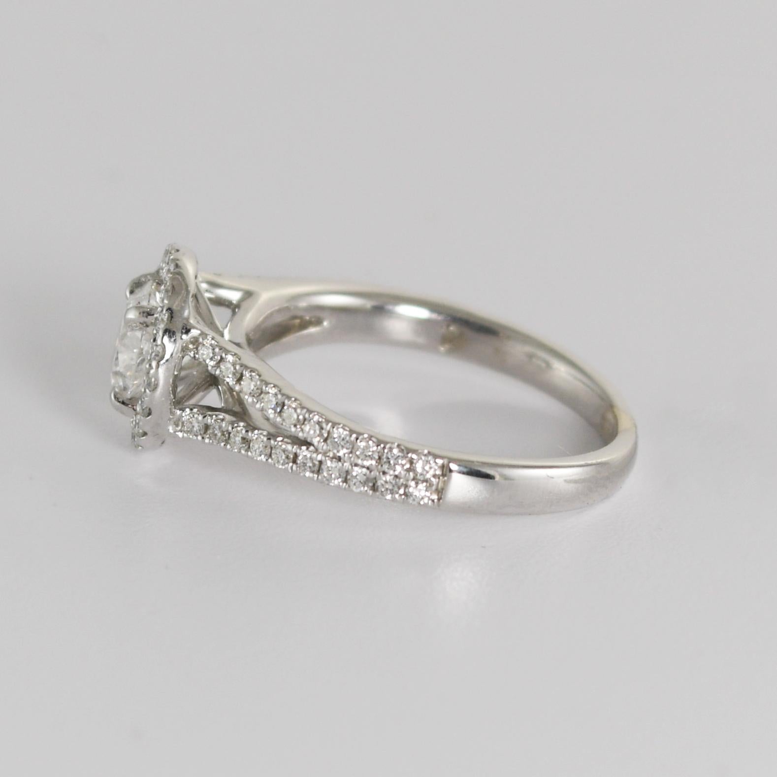 Bague en or blanc 14 carats avec halo de diamants certifiés GIA de 0,97 carat Unisexe en vente