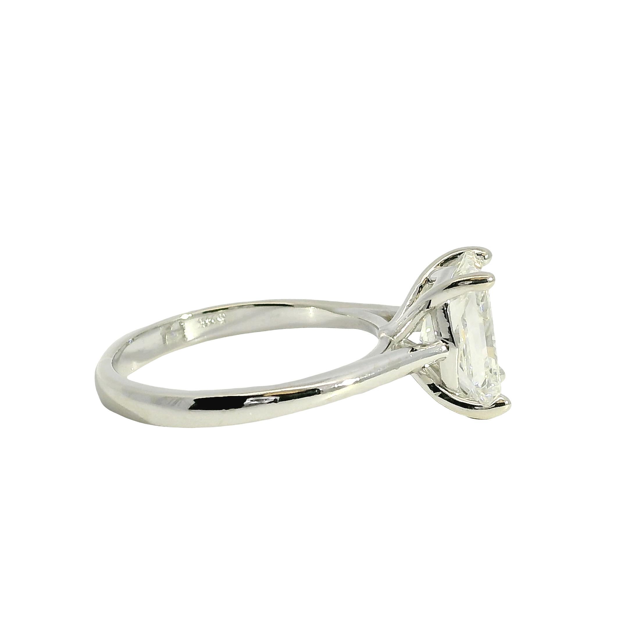 Bague de fiançailles en or blanc 14k certifiée GIA avec diamant taille émeraude en vente 6