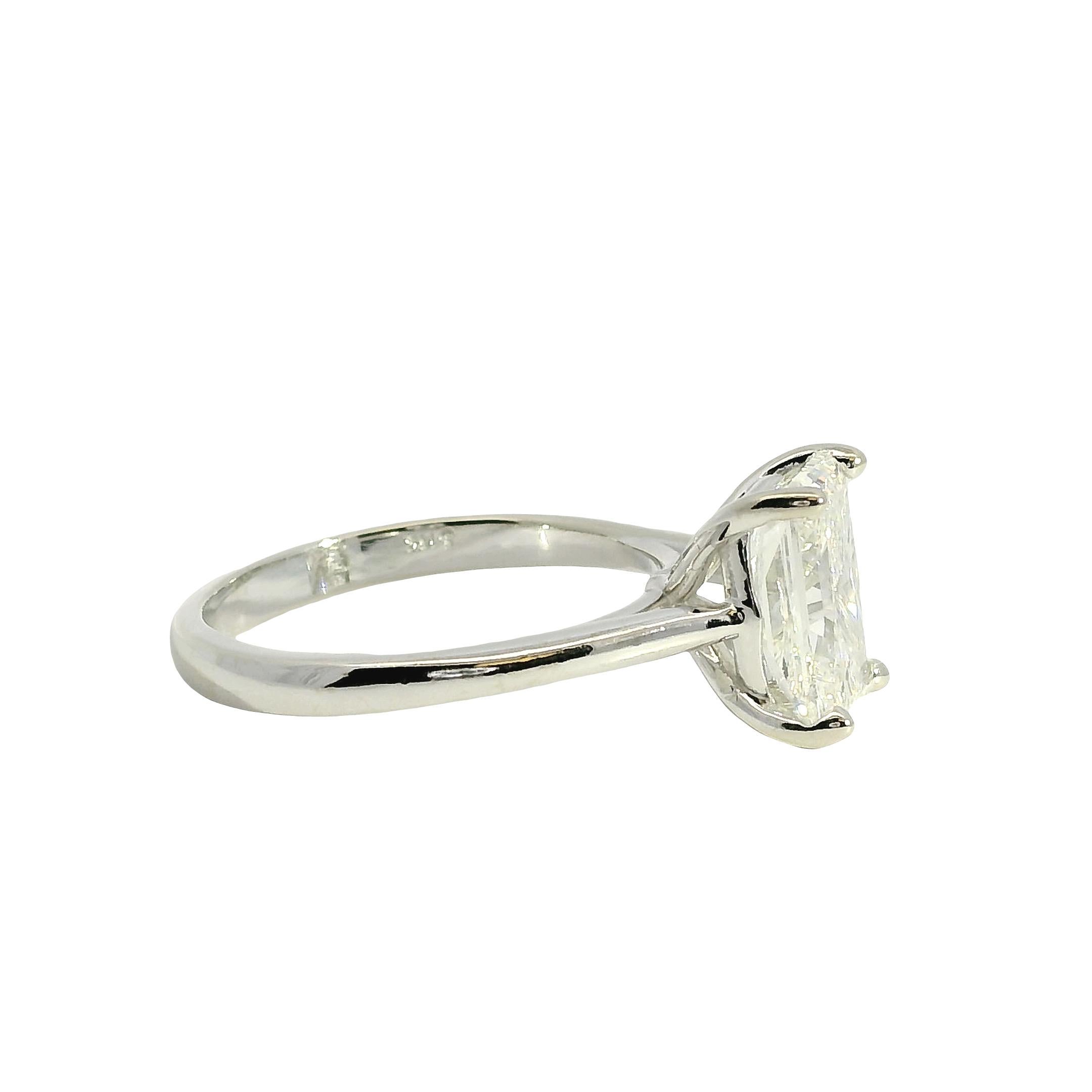 Bague de fiançailles en or blanc 14k certifiée GIA avec diamant taille émeraude en vente 7