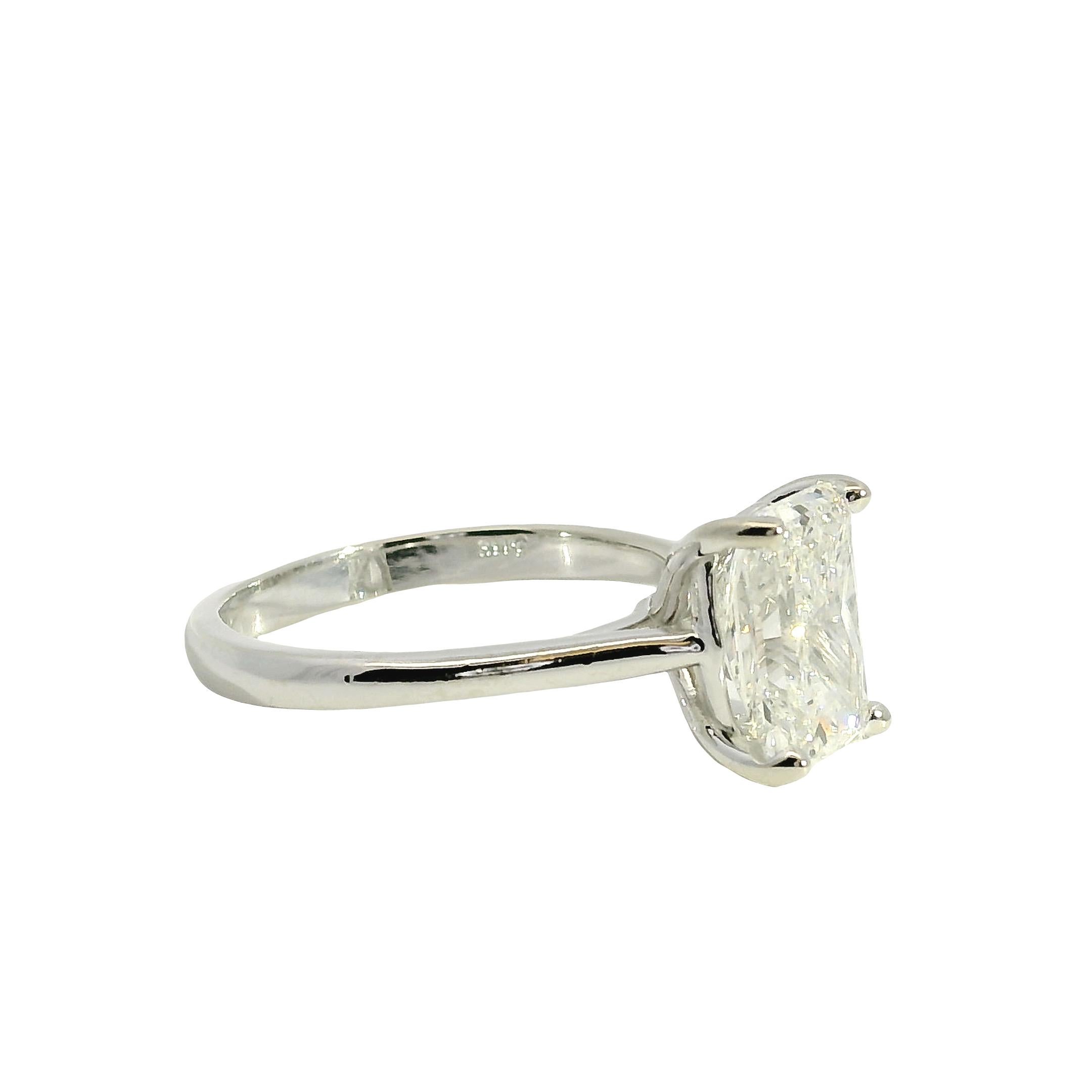 Bague de fiançailles en or blanc 14k certifiée GIA avec diamant taille émeraude en vente 8