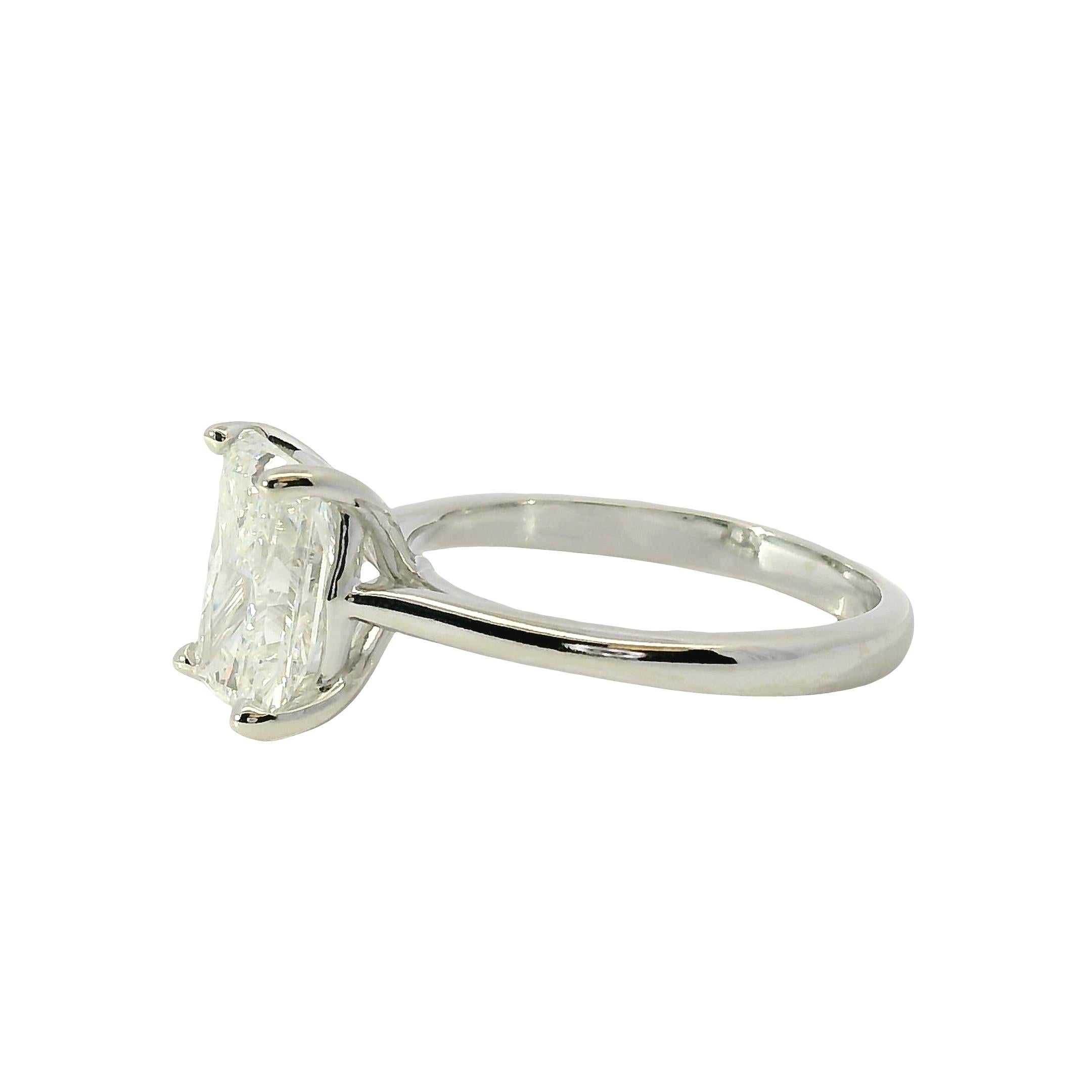 Taille émeraude Bague de fiançailles en or blanc 14k certifiée GIA avec diamant taille émeraude en vente