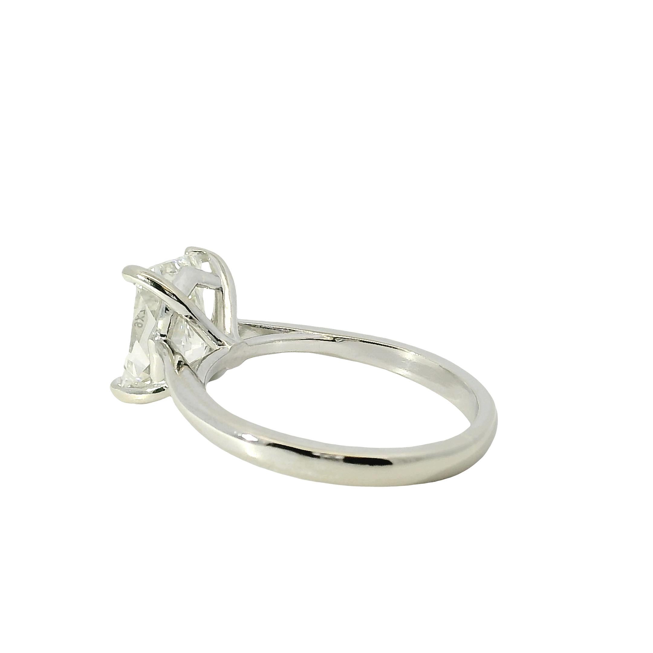 Bague de fiançailles en or blanc 14k certifiée GIA avec diamant taille émeraude en vente 1