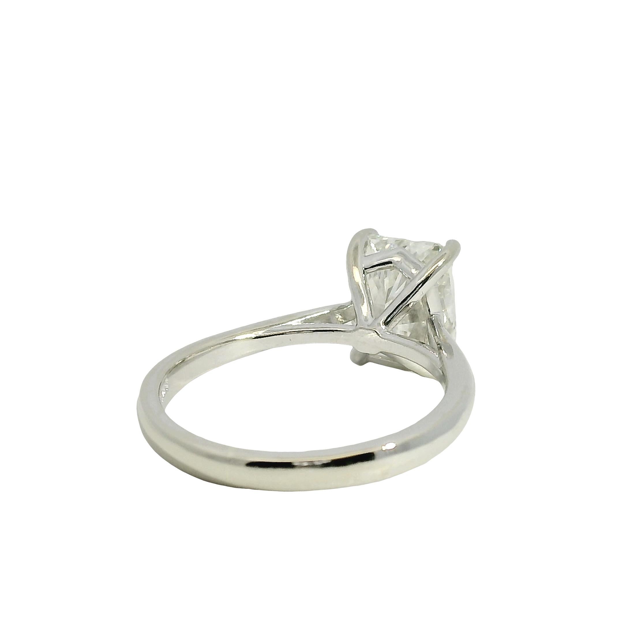 Bague de fiançailles en or blanc 14k certifiée GIA avec diamant taille émeraude en vente 3