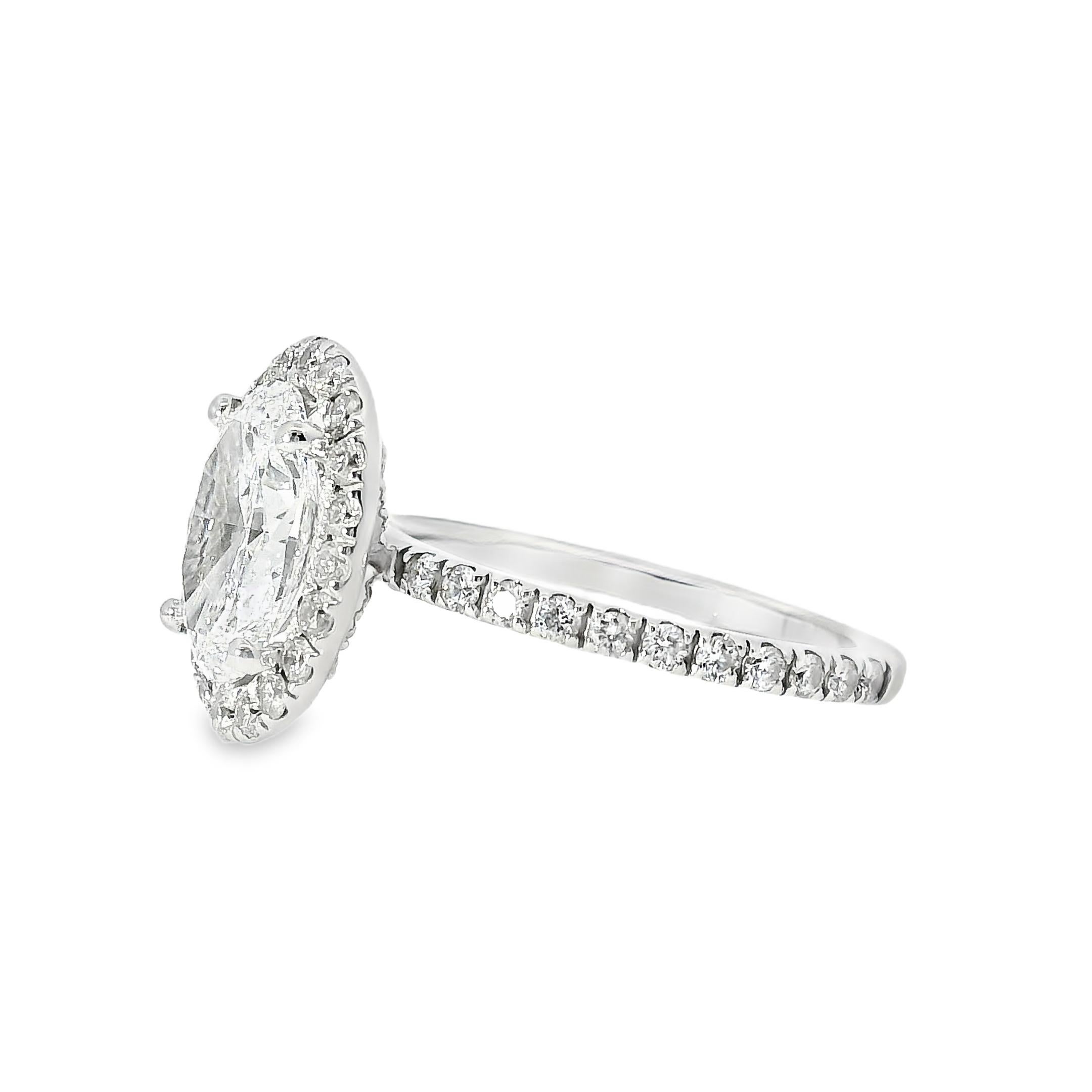 Haz que tu pedida de mano sea inolvidable con este impresionante Anillo de Compromiso de Diamantes de Oro Blanco de 14k, con un Diamante Brillante Oval Natural de 1,50 ct que irradia brillo y sofisticación. Con su talla nítida y moderna y su calidad