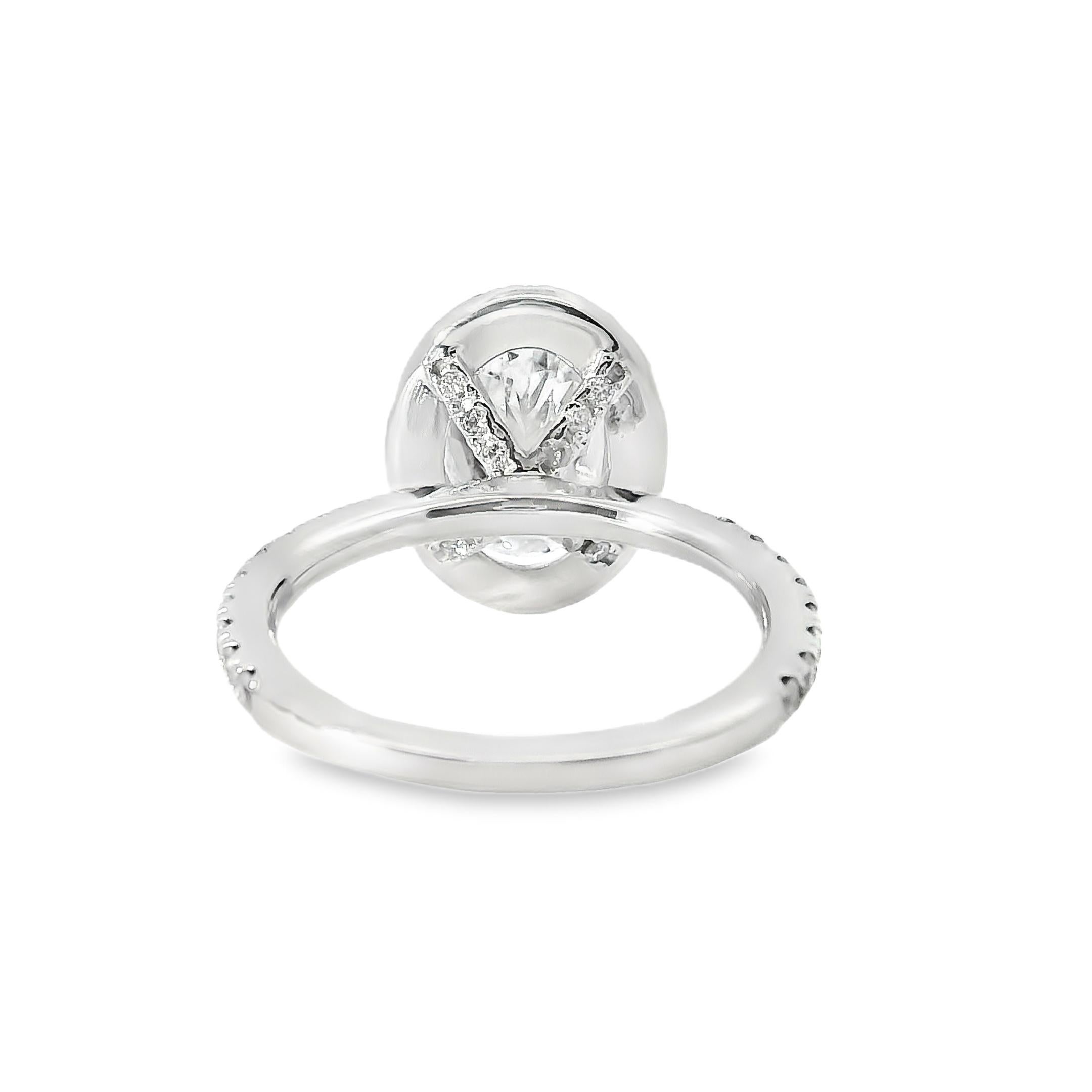 Femenino o masculino Anillo de compromiso de oro blanco de 14k con diamante ovalado certificado GIA en venta