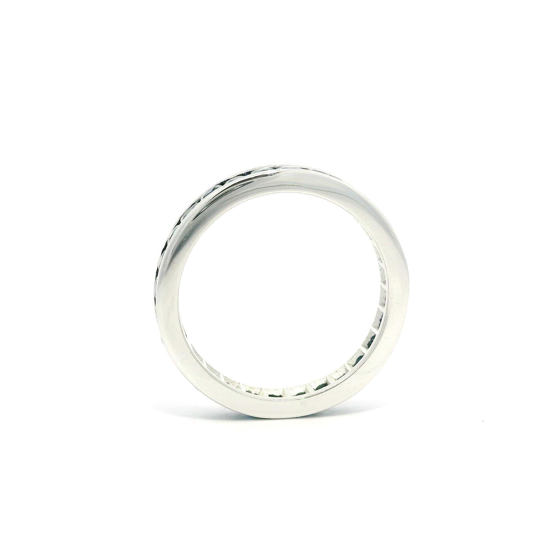 --Stein(e):--
Zahlreiche natürliche, echte Saphire - quadratischer Stufenschliff - Kanalfassung - Farbe tiefblau
**Details zur Zertifizierung siehe unten**

MATERIAL: Massives 14k Weißgold
Gewicht: 1.93 Gramm
Ringgröße: 4.5 (Wir können diesen Ring
