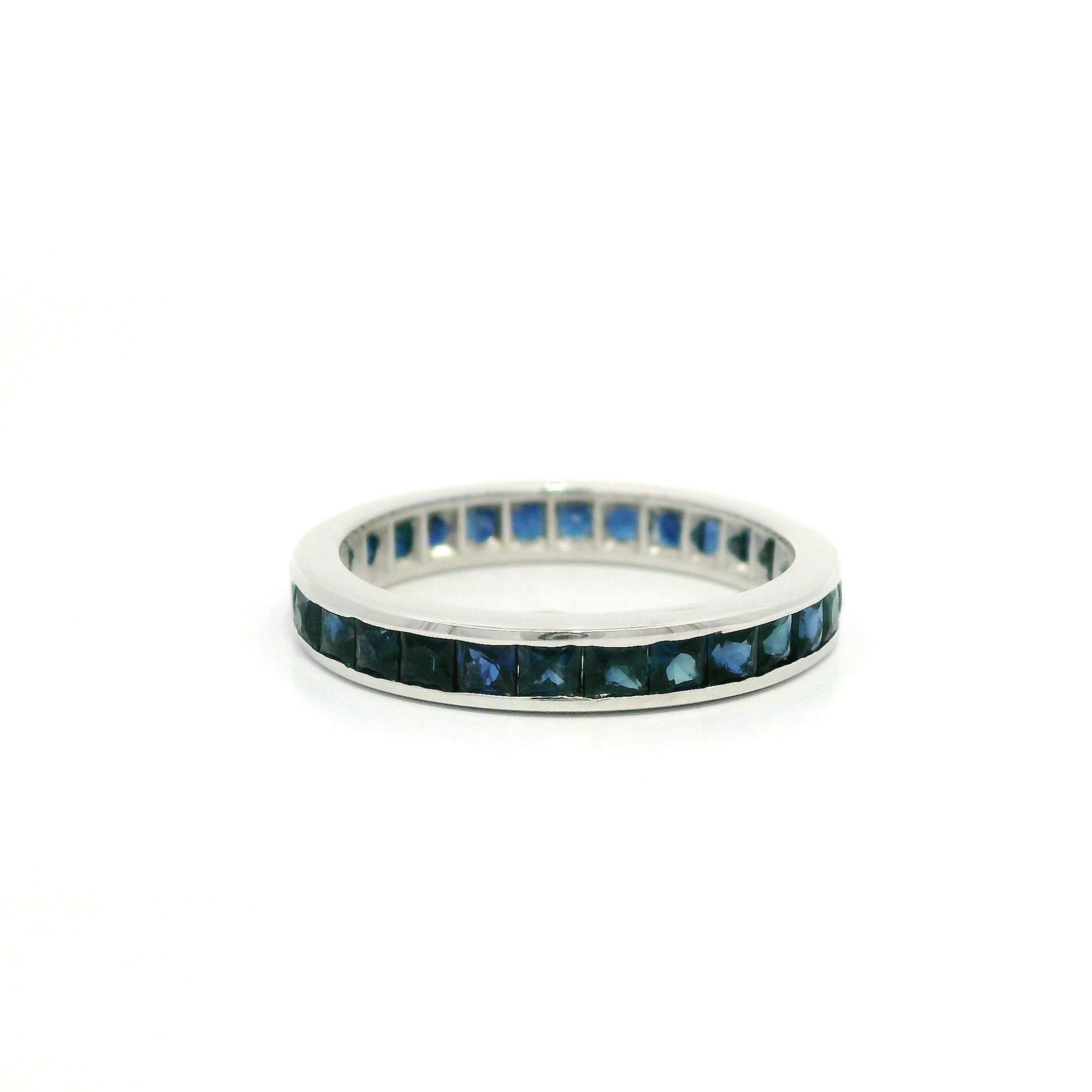 14k Weißgold GIA Channel No Heat Square Saphir Eternity-Ring Gr. 4,5 (Carréeschliff) im Angebot
