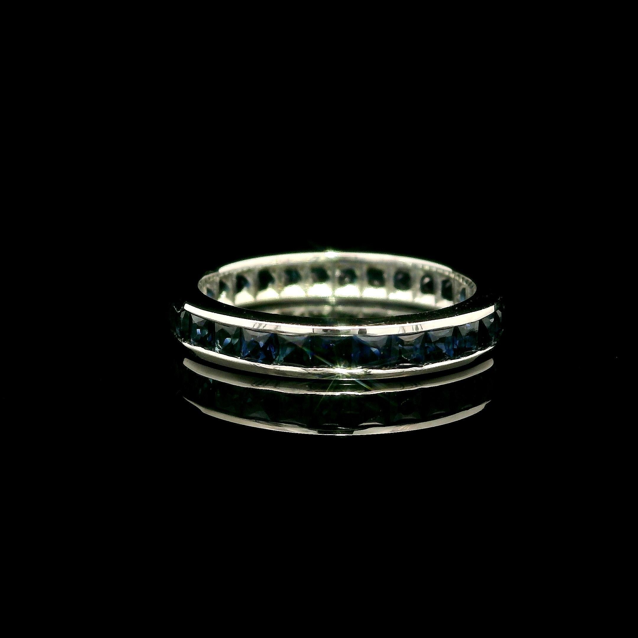 14k Weißgold GIA Channel No Heat Square Saphir Eternity-Ring Gr. 4,5 im Zustand „Hervorragend“ im Angebot in Montclair, NJ