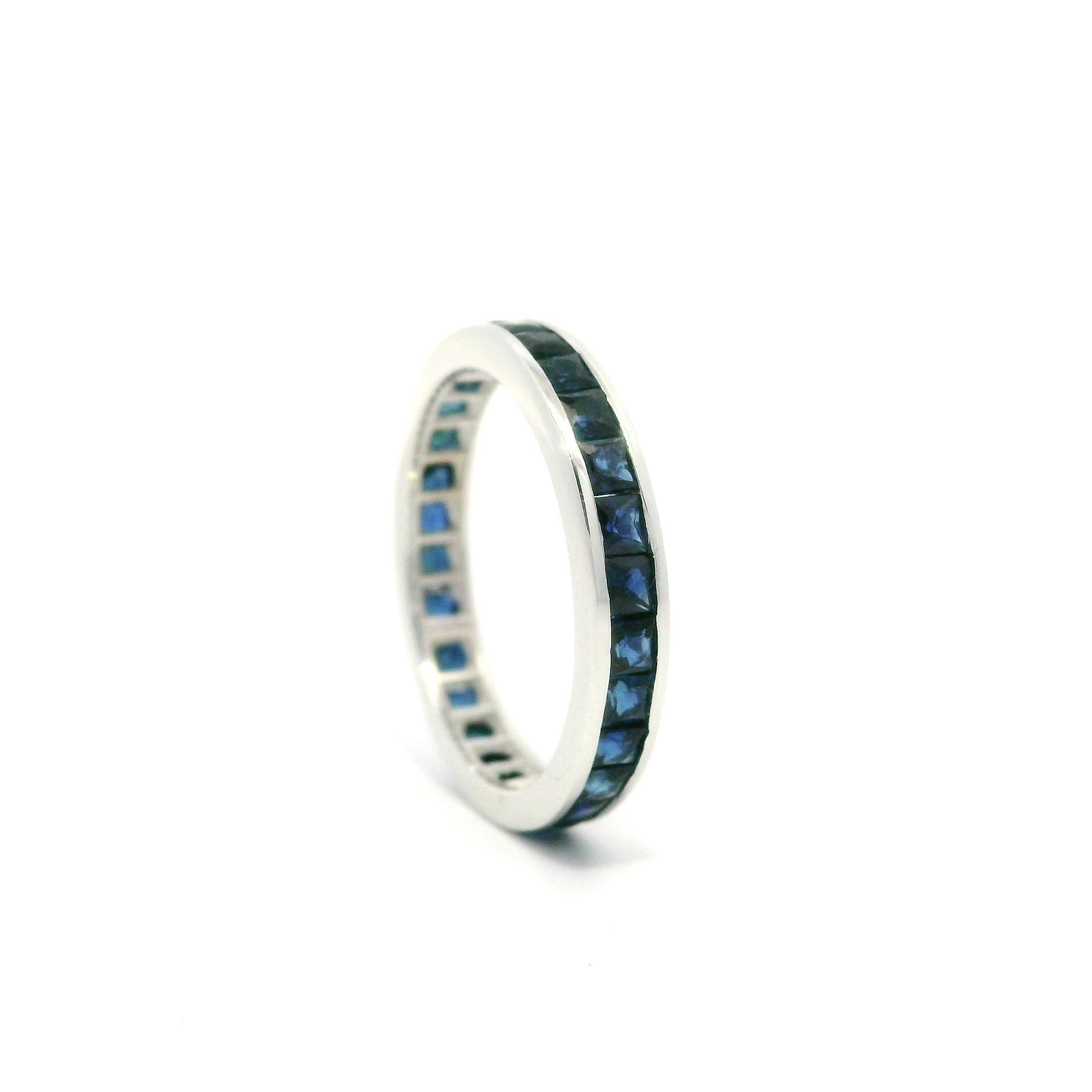 14k Weißgold GIA Channel No Heat Square Saphir Eternity-Ring Gr. 4,5 im Angebot 1