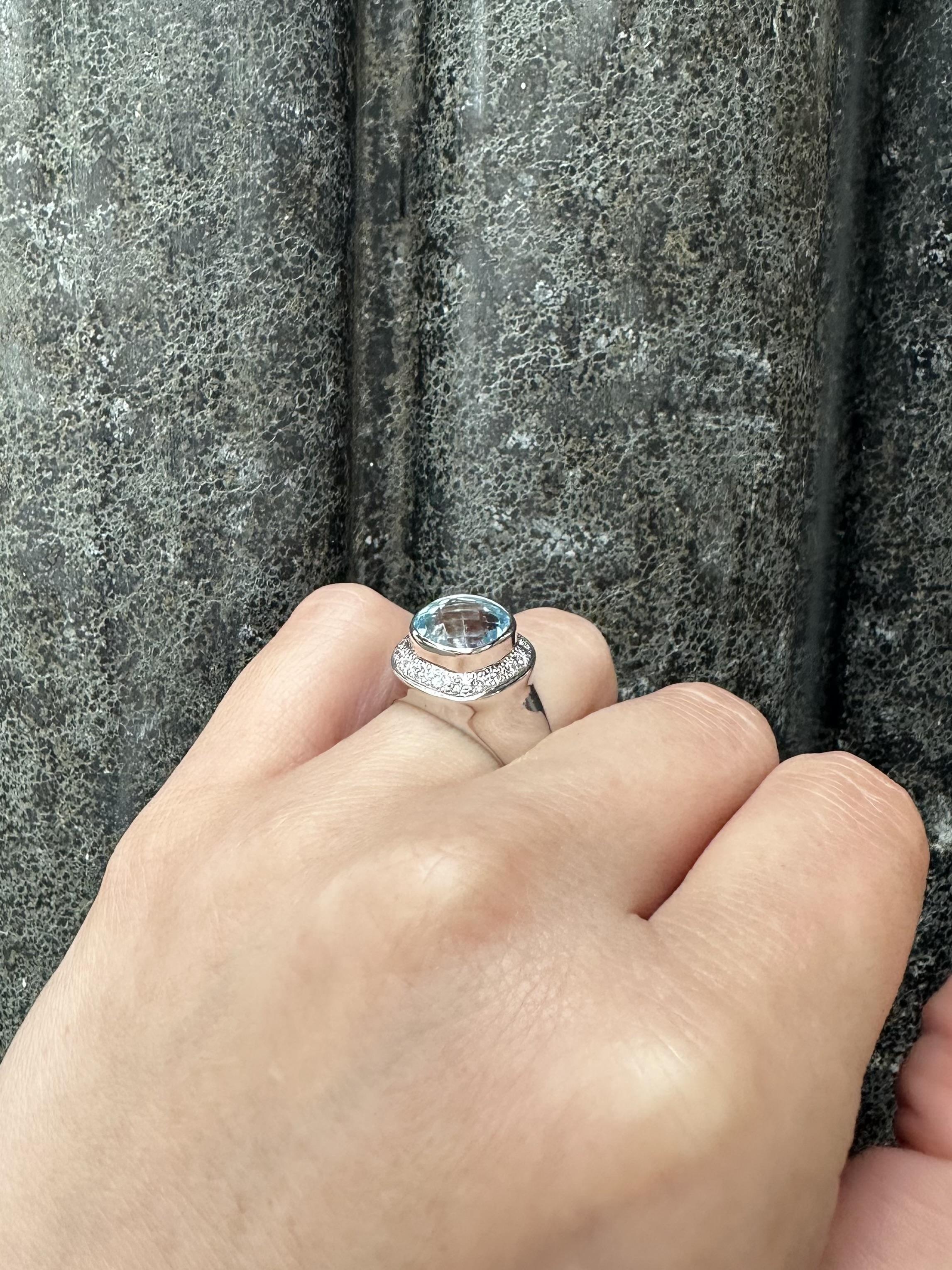 14k White Gold GIA Cushion Checkerboard Bezel Blue Topaz w/ Diamond Ring in vendita 5
