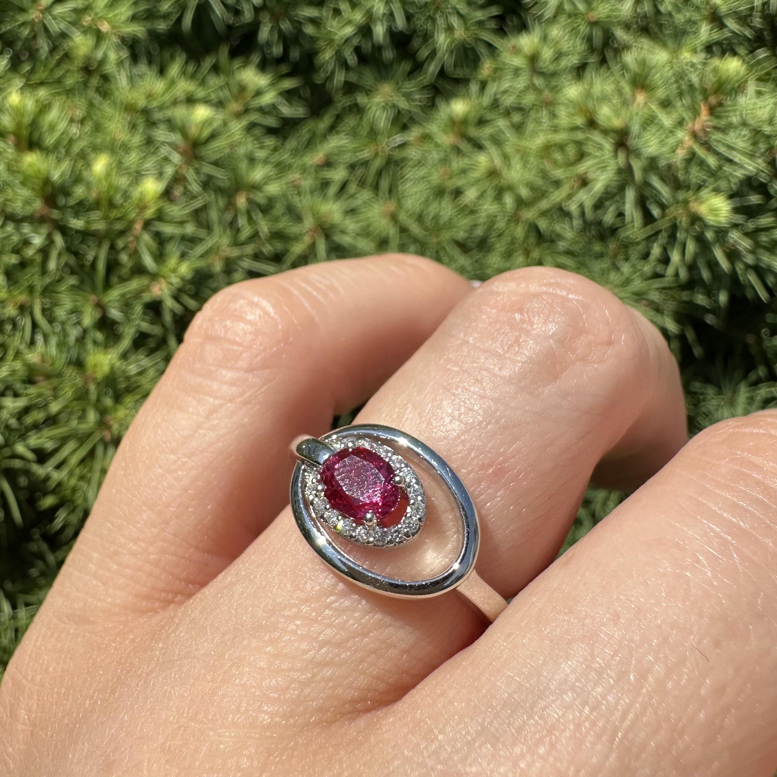 Anillo Concéntrico de Oro Blanco de 14k GIA Rubí Ovalado Sin Calor con Halo de Diamantes en venta 5