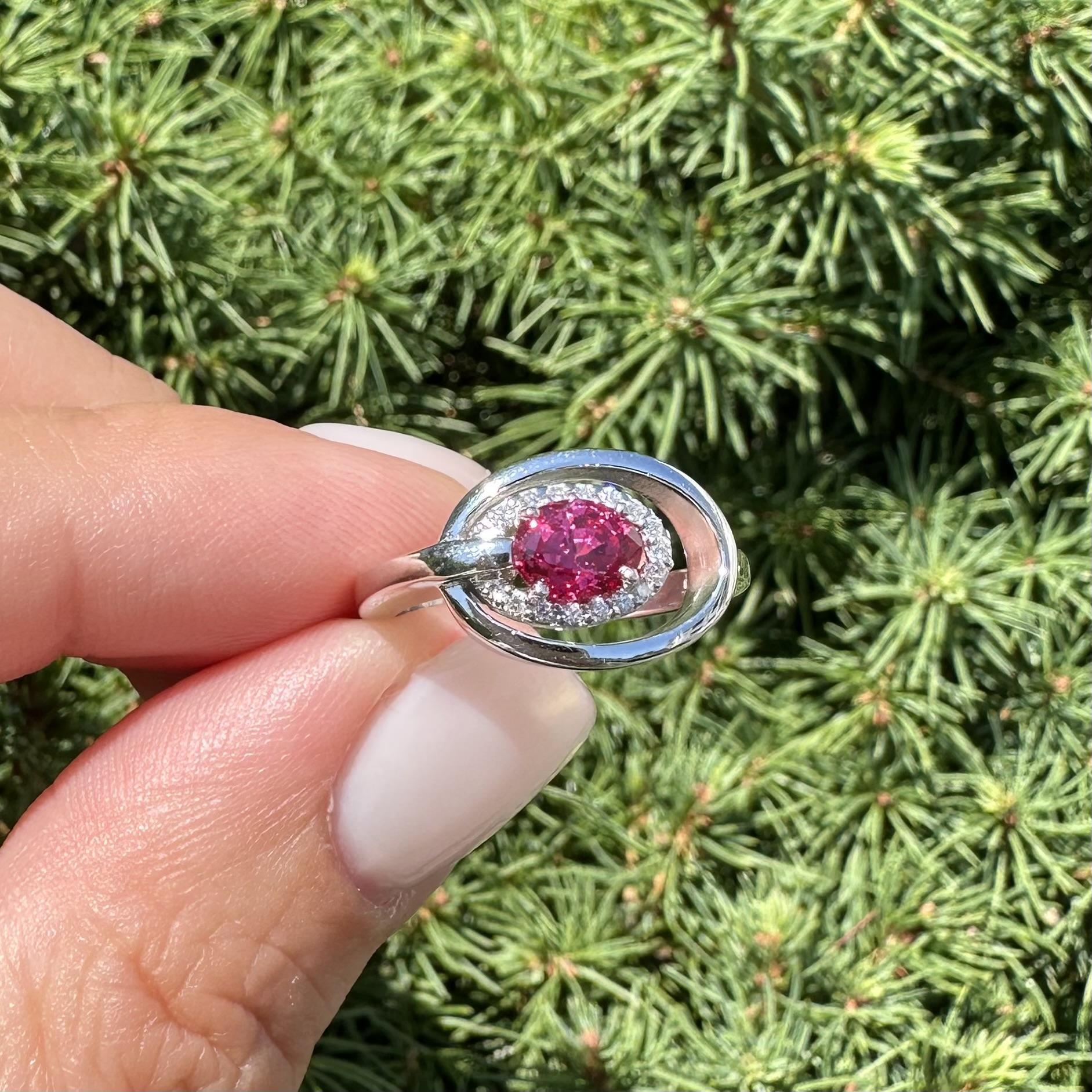 Anillo Concéntrico de Oro Blanco de 14k GIA Rubí Ovalado Sin Calor con Halo de Diamantes en venta 9