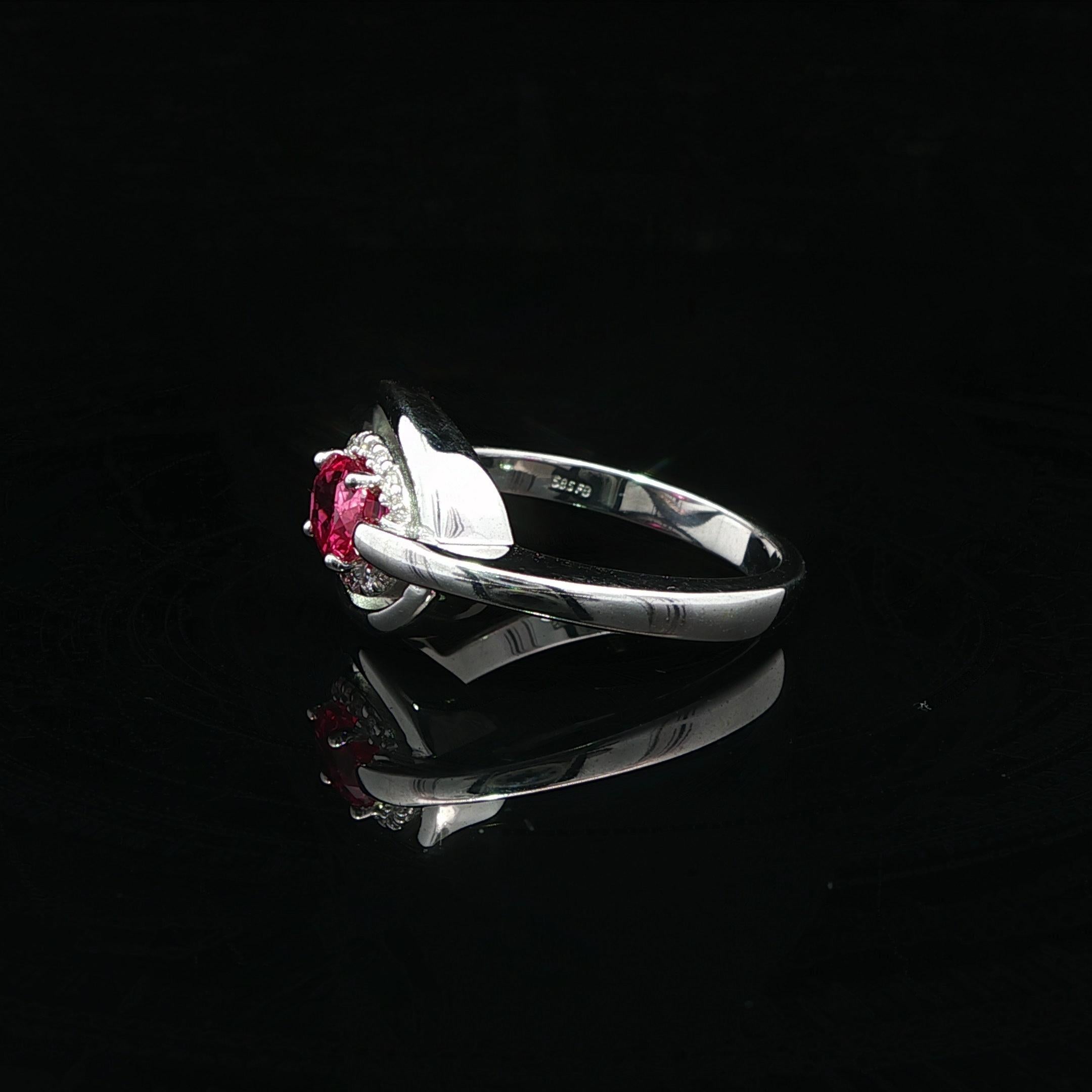 Anillo Concéntrico de Oro Blanco de 14k GIA Rubí Ovalado Sin Calor con Halo de Diamantes Corte brillante en venta