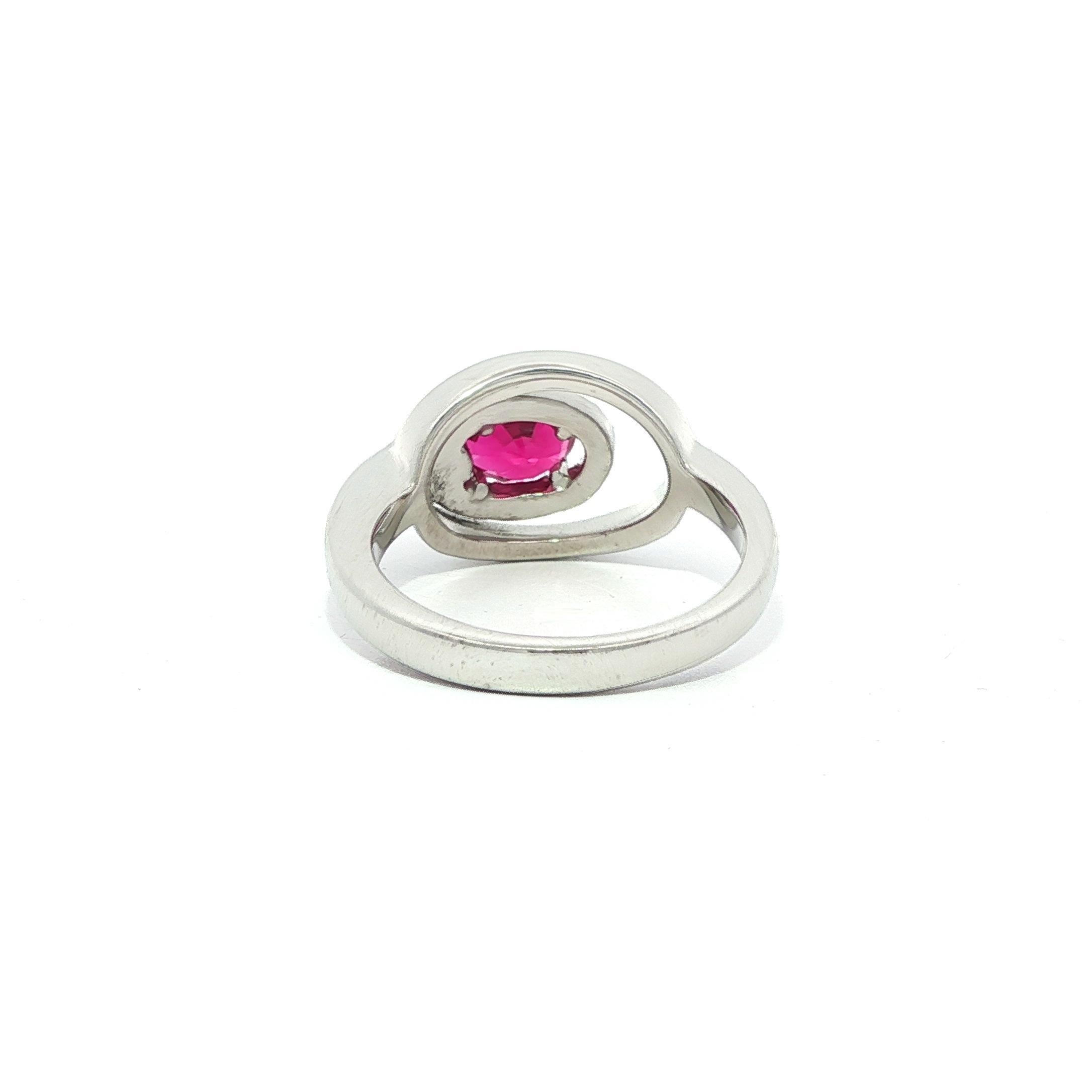 De las mujeres Anillo Concéntrico de Oro Blanco de 14k GIA Rubí Ovalado Sin Calor con Halo de Diamantes en venta