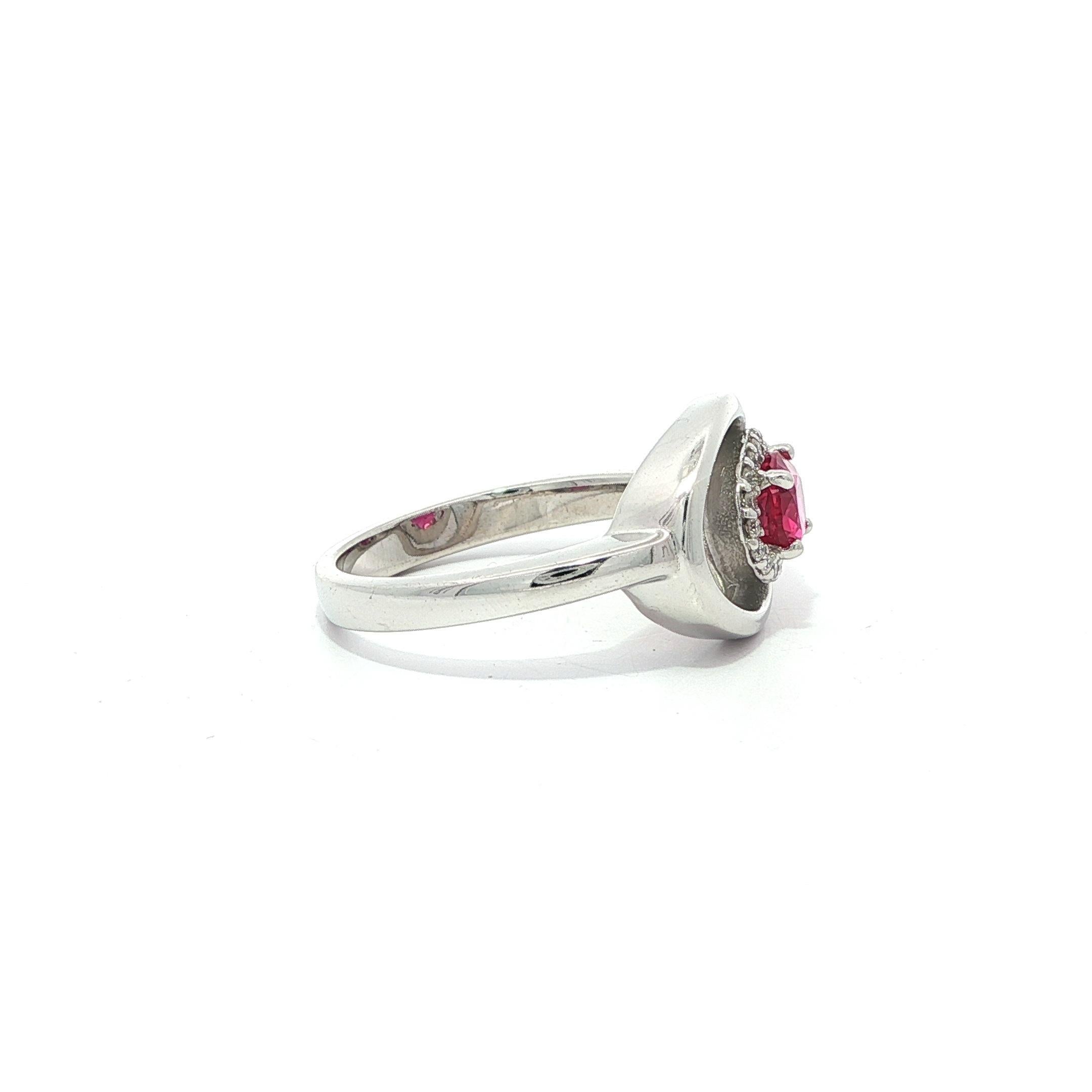 Anillo Concéntrico de Oro Blanco de 14k GIA Rubí Ovalado Sin Calor con Halo de Diamantes en venta 1