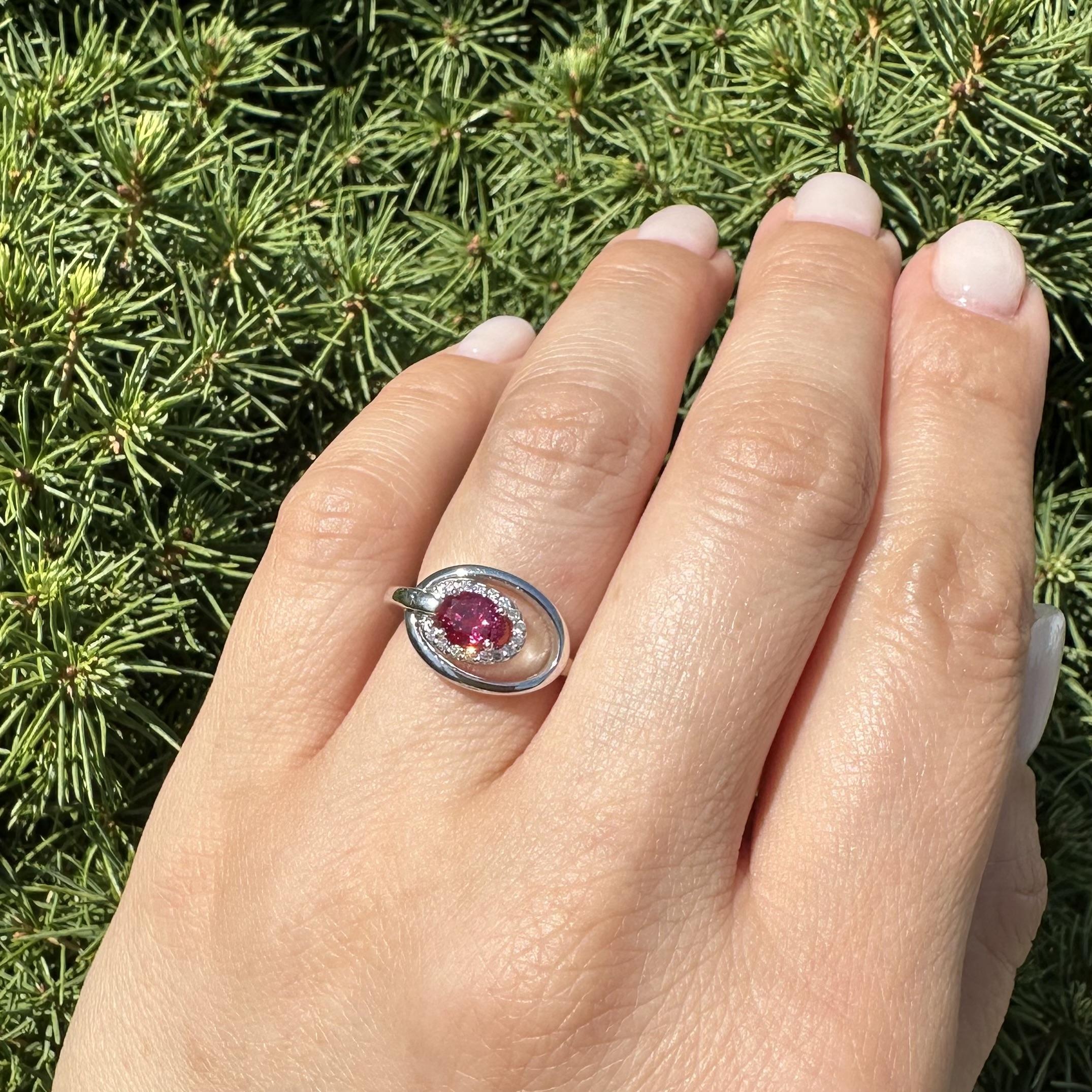 Anillo Concéntrico de Oro Blanco de 14k GIA Rubí Ovalado Sin Calor con Halo de Diamantes en venta 4