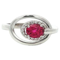 Anillo Concéntrico de Oro Blanco de 14k GIA Rubí Ovalado Sin Calor con Halo de Diamantes