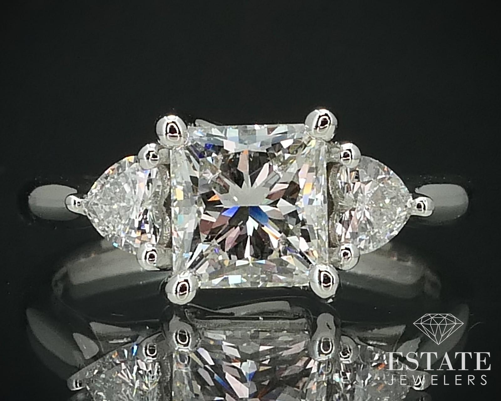 Schöner und einzigartiger Damenverlobungsring mit einem GIA-zertifizierten Hauptdiamanten im Prinzessinnenschliff, der von zwei passenden Diamanten im Herzschliff akzentuiert wird! Neu montiert 1,38ct Prinzess-Schliff Diamant in der Mitte mit VS1