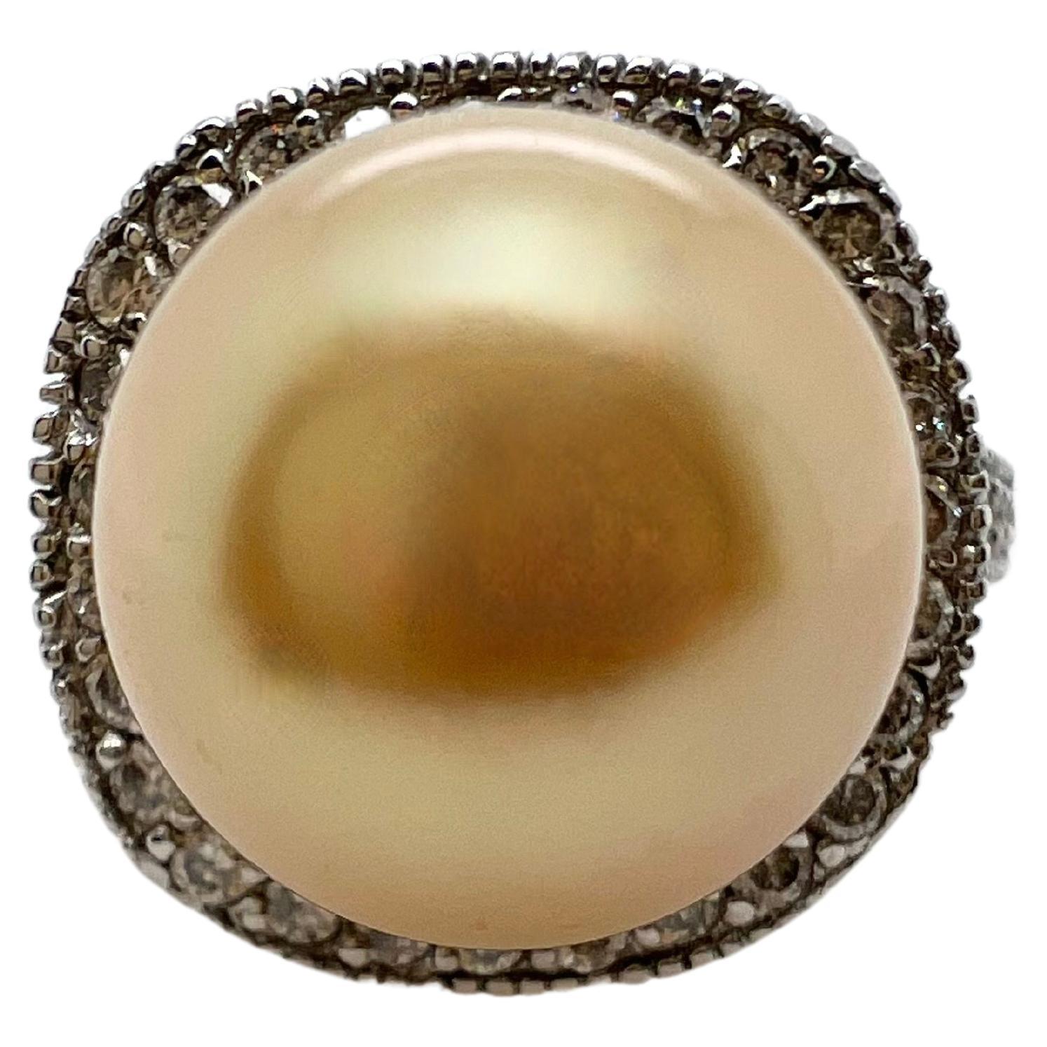 Contemporain Bague en or blanc 14 carats avec perle des mers du Sud dorée et diamants en vente