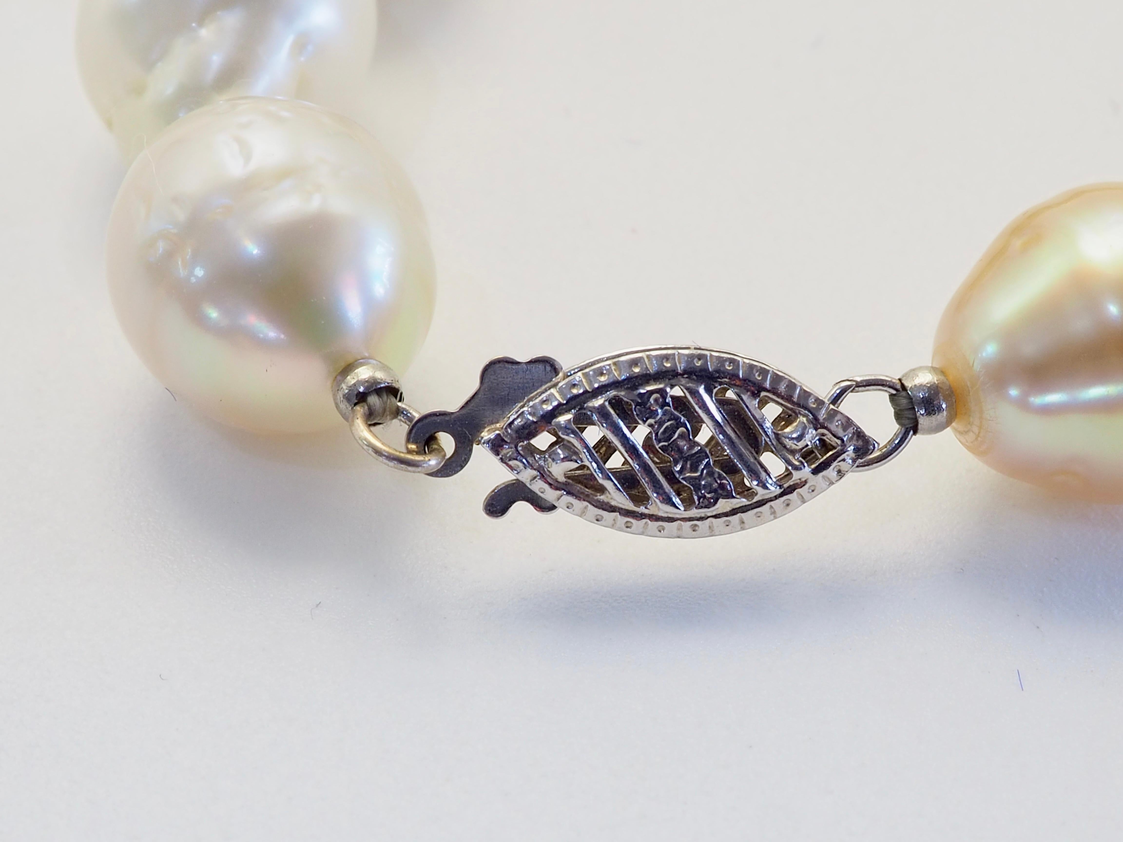 Femenino o masculino Collar de oro blanco de 14 quilates con perlas del mar del sur doradas y blancas, 18,2 pulgadas en venta