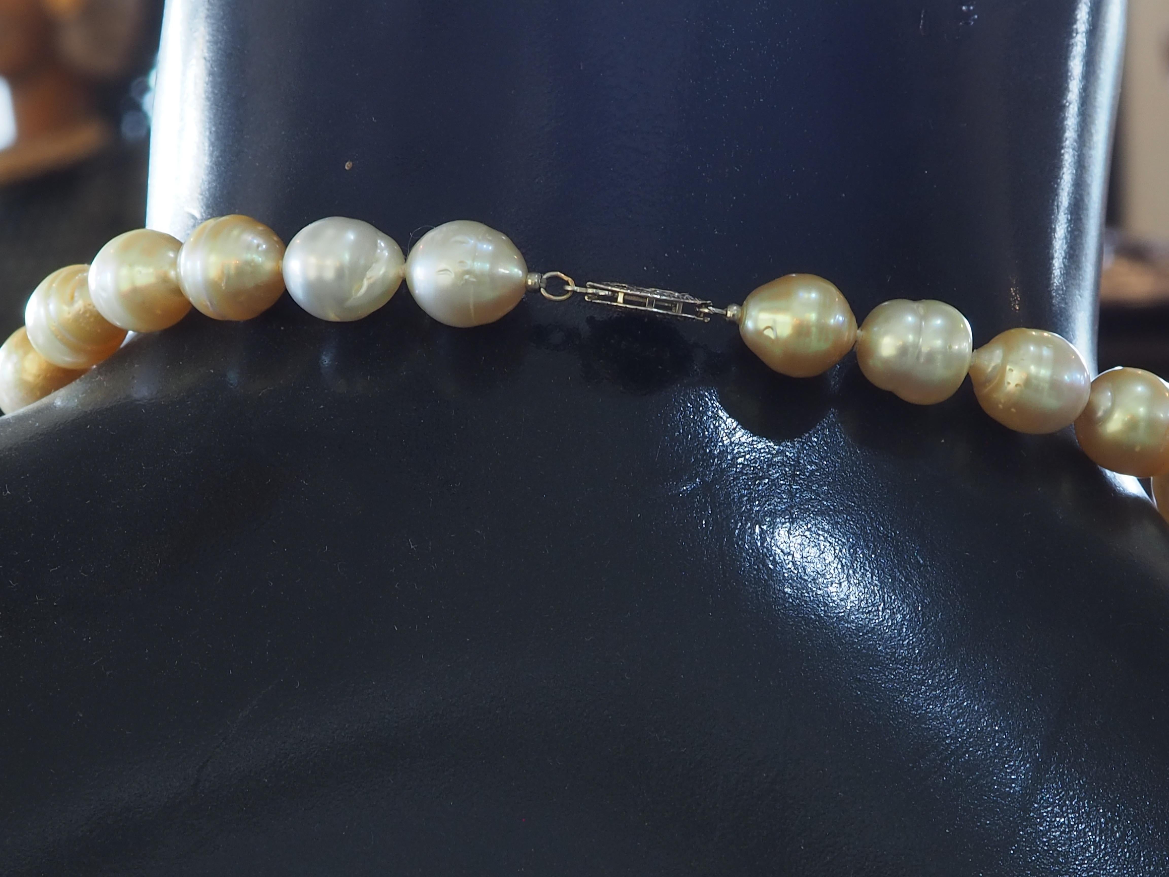 Collar de oro blanco de 14 quilates con perlas del mar del sur doradas y blancas, 18,2 pulgadas en venta 2