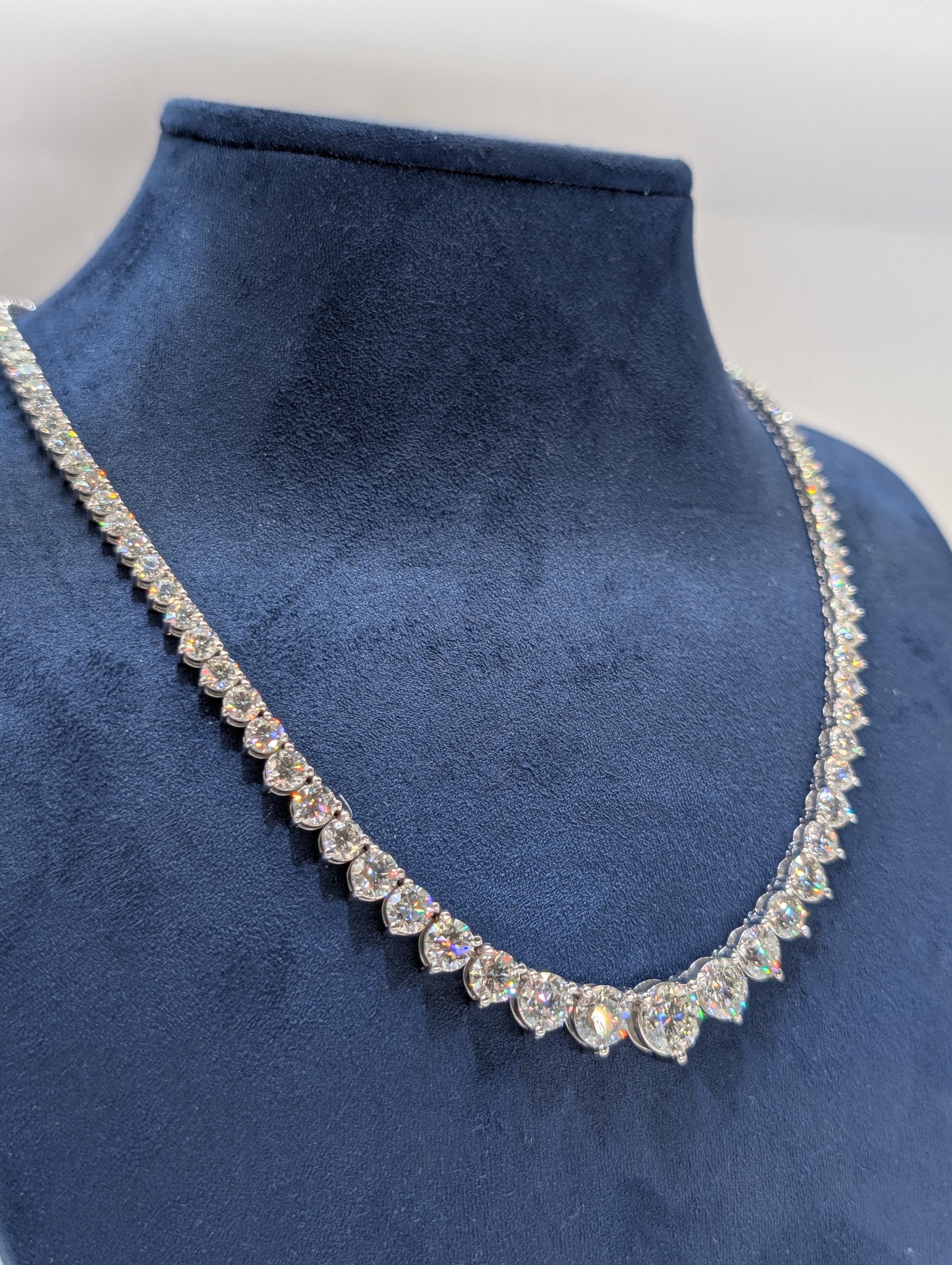 Round Cut 14k White Gold Graduated Tennis Necklace. Diamonds totaling 30.06ct. For Sale