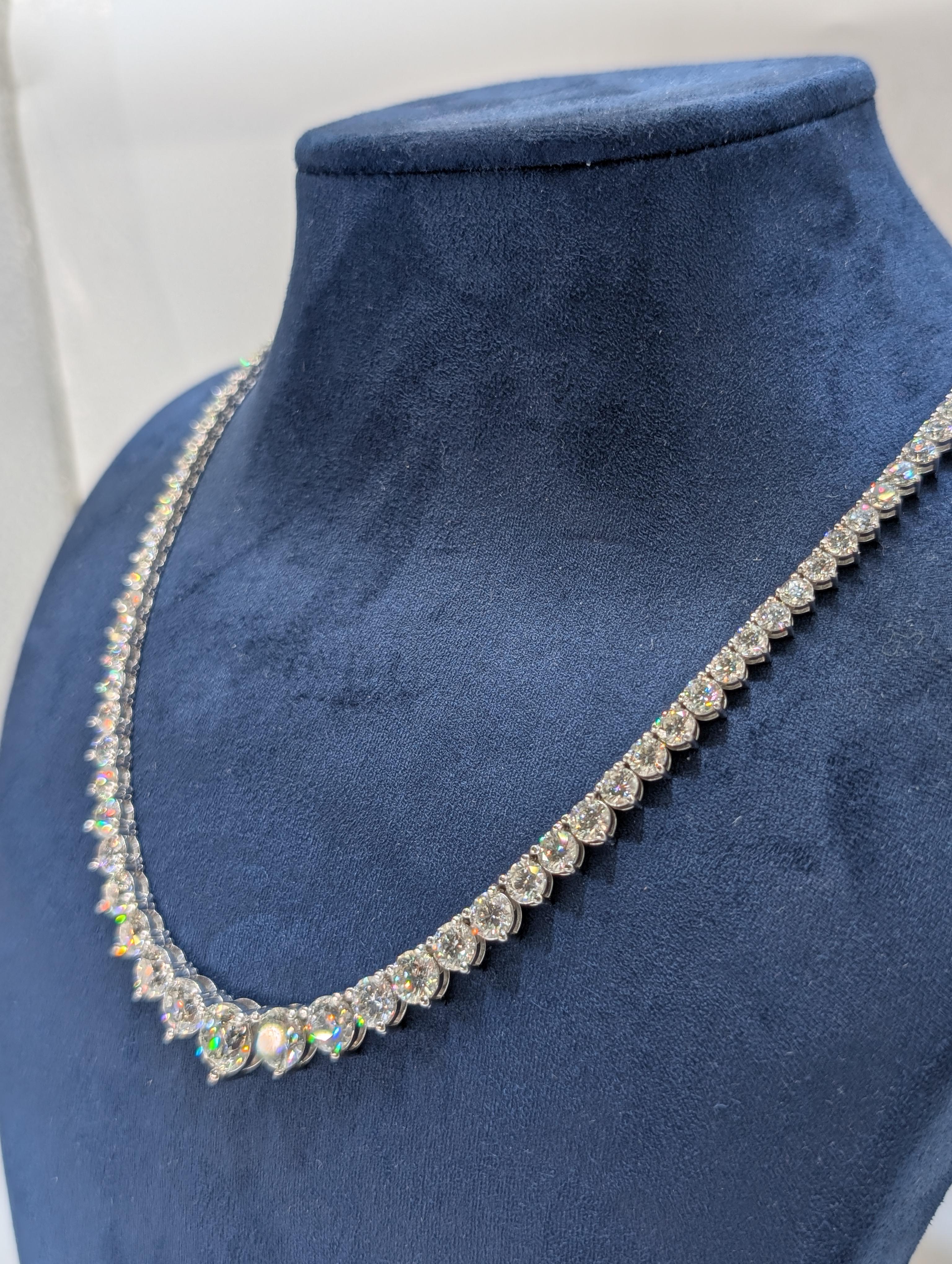 14k White Gold Graduated Tennis Necklace. Diamonds totaling 30.06ct. In New Condition For Sale In New York, US