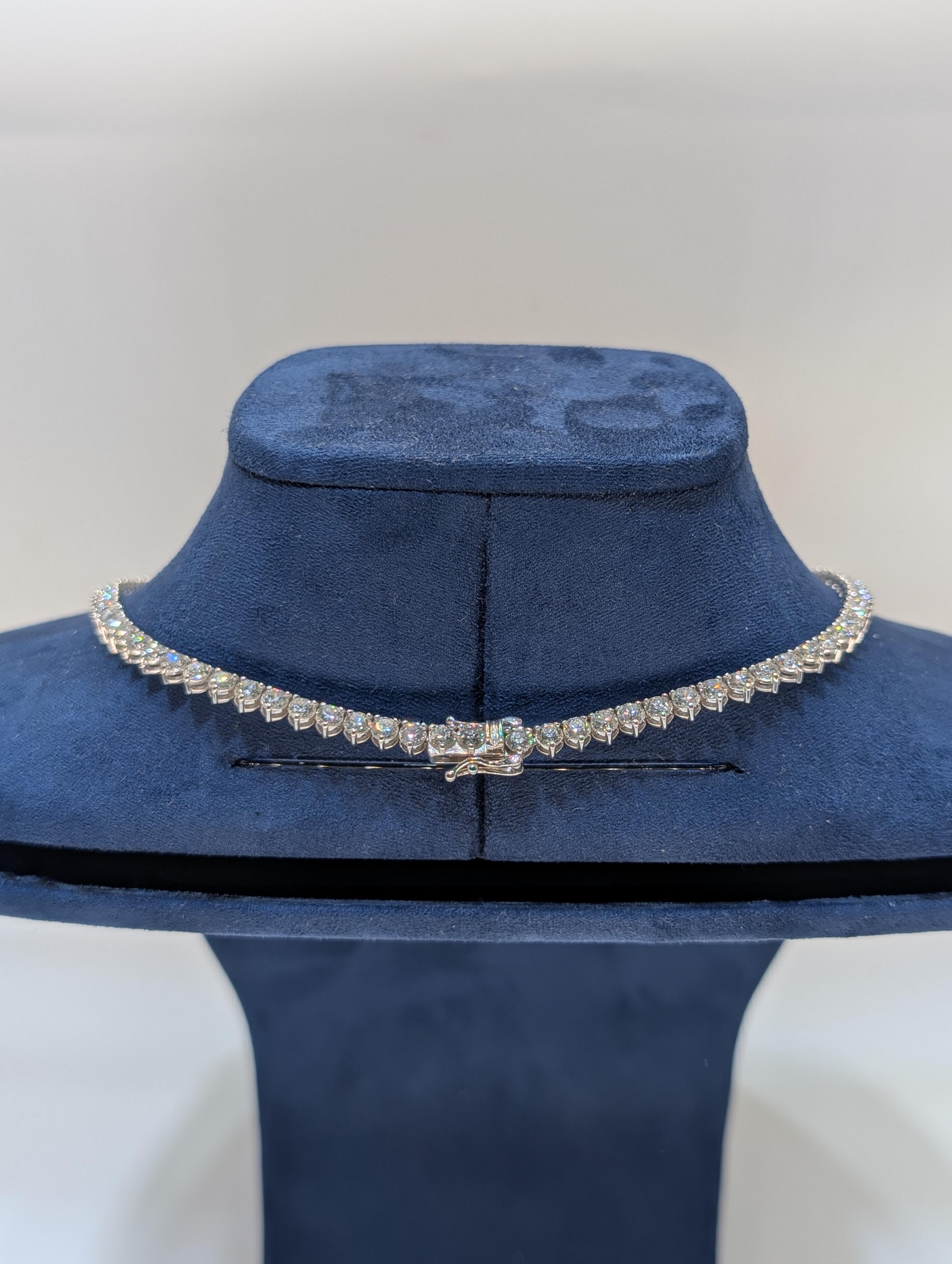 14k White Gold Graduated Tennis Necklace. Diamonds totaling 30.06ct. For Sale 2