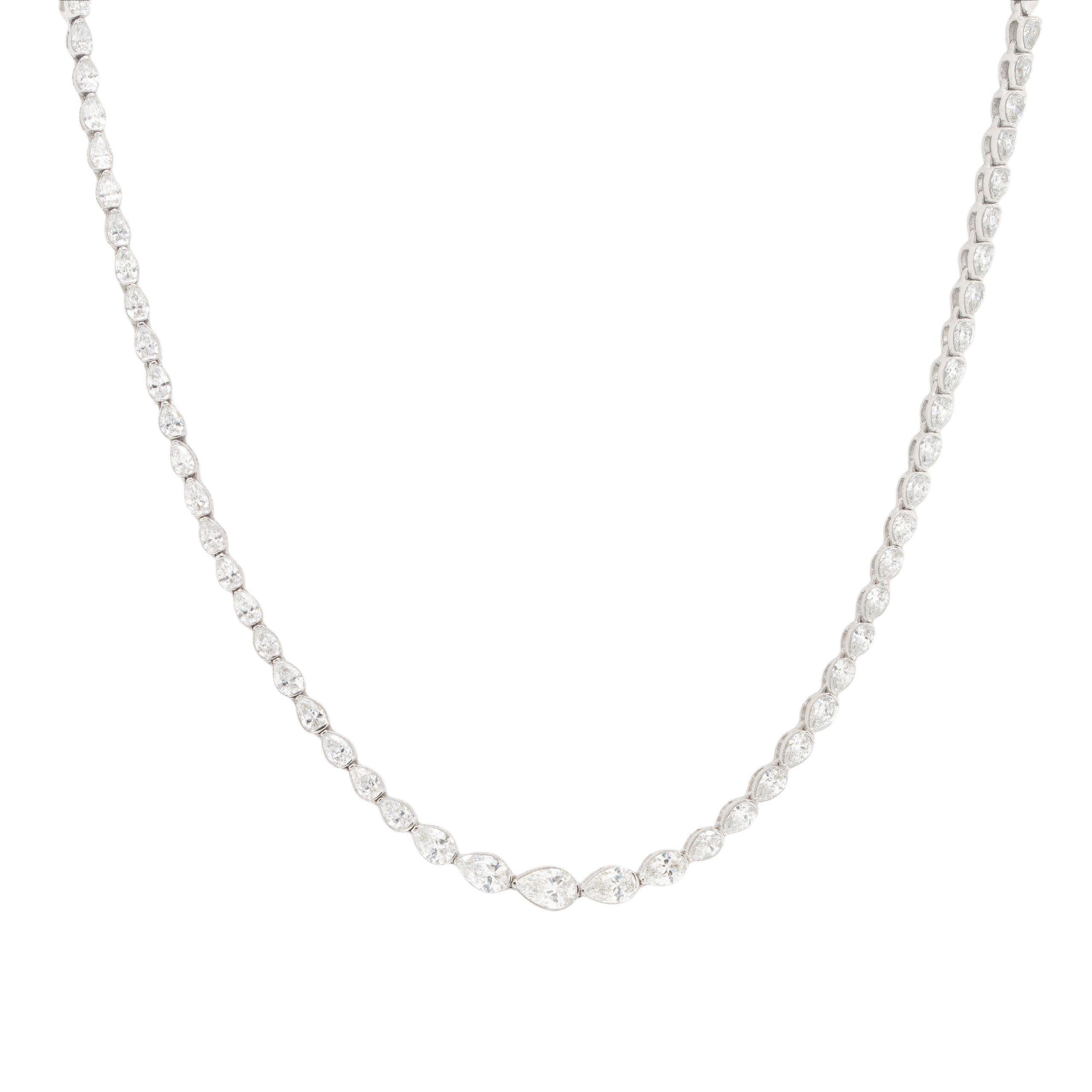 Questa squisita collana in oro bianco 14k mette in risalto 3,45 carati di diamanti naturali a forma di pera in uno splendido design graduale. La graziosa disposizione dei diamanti offre un mix unico di eleganza e raffinatezza, rendendolo un