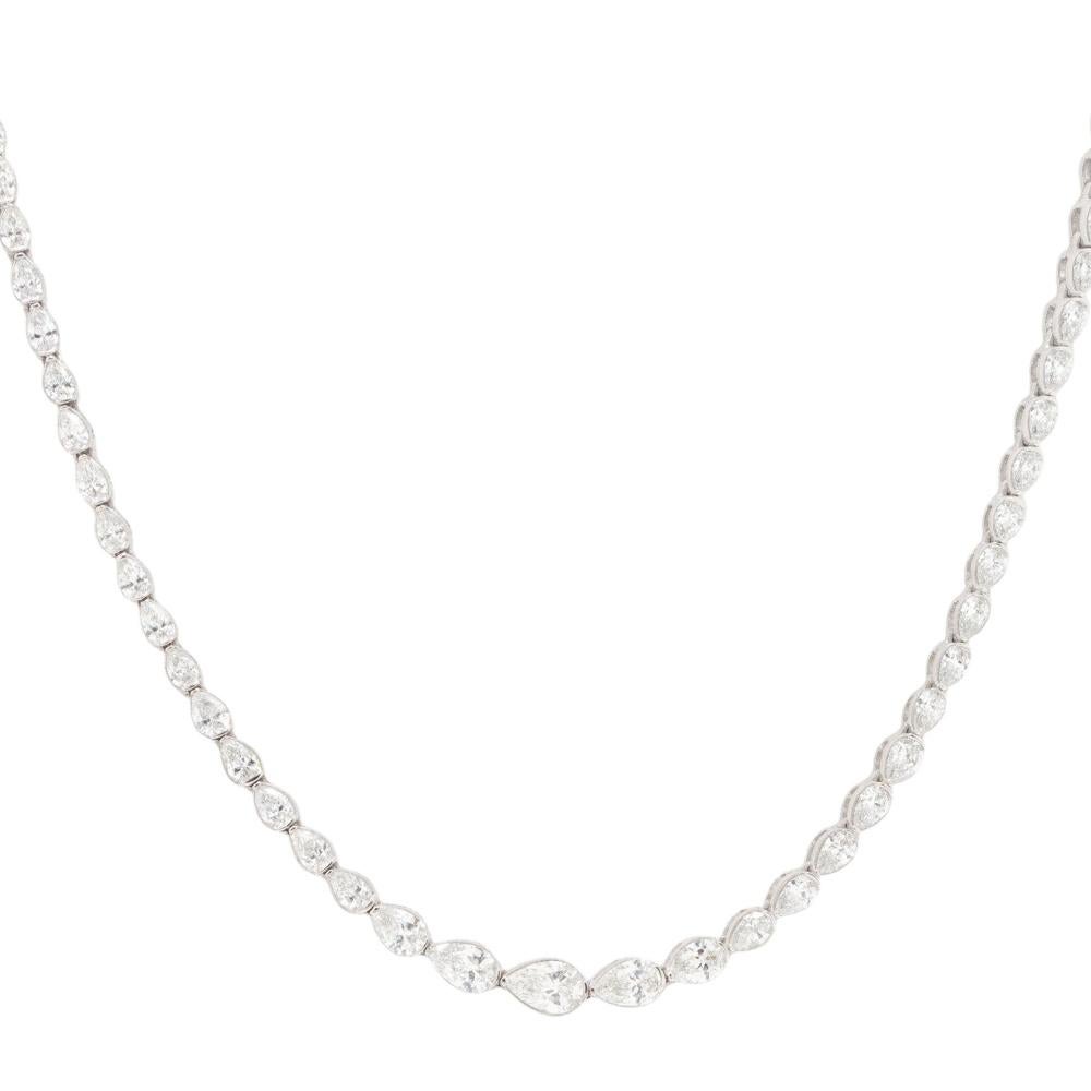Taglio a goccia Collana con diamanti a pera graduata in oro bianco 14k in vendita