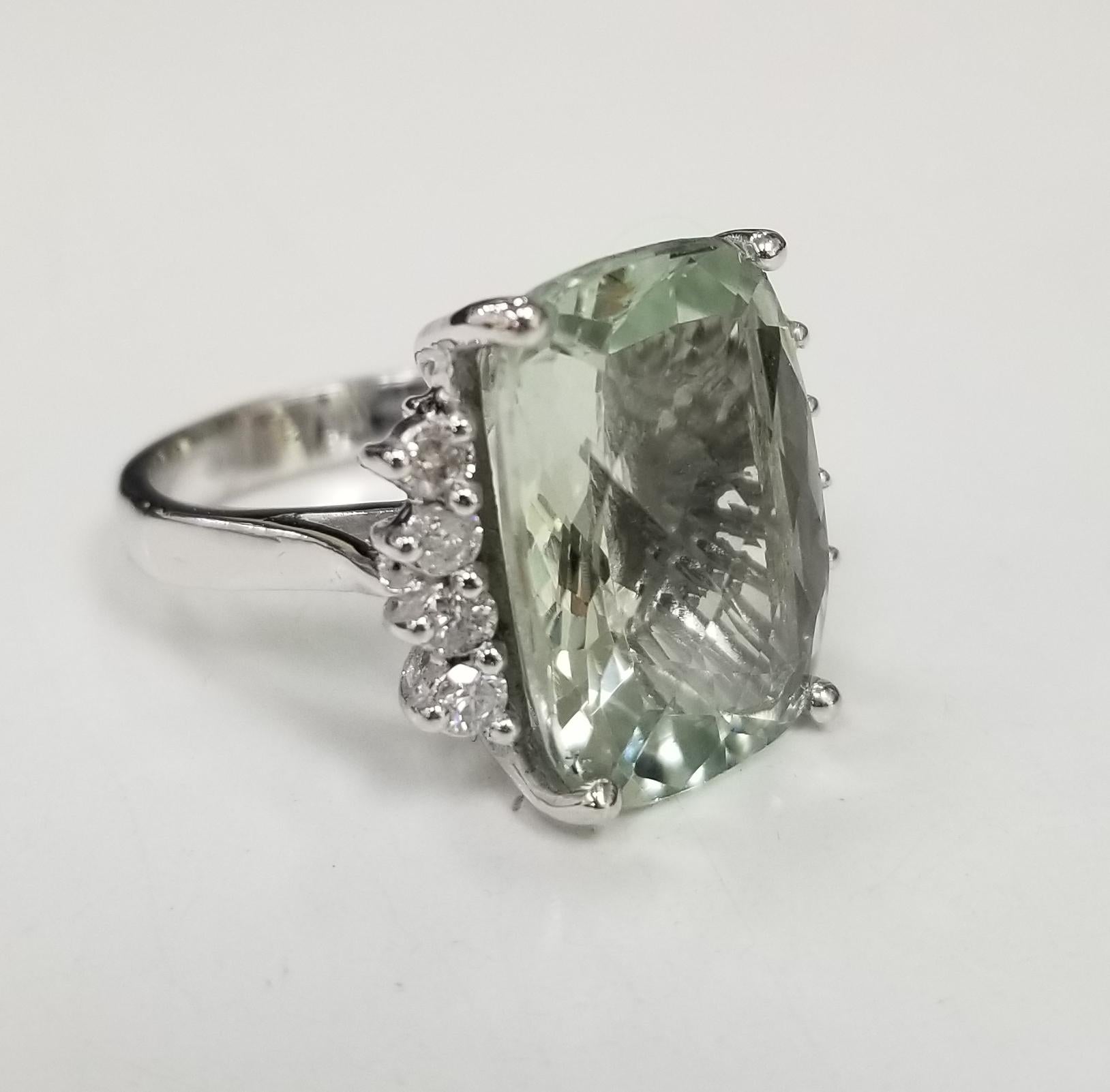 Dieser wunderschöne Ring aus 14k Weißgold mit grünem Amethyst und Diamanten enthält 
Spezifikationen:
    Hauptstein: Grüner Amethyst Cushion Schachbrettschliff 9,85cts.
    Zusatz; 8 runde Diamanten .40pts.
    Marke: CUSTOM 
    Metall: WEISSGOLD
