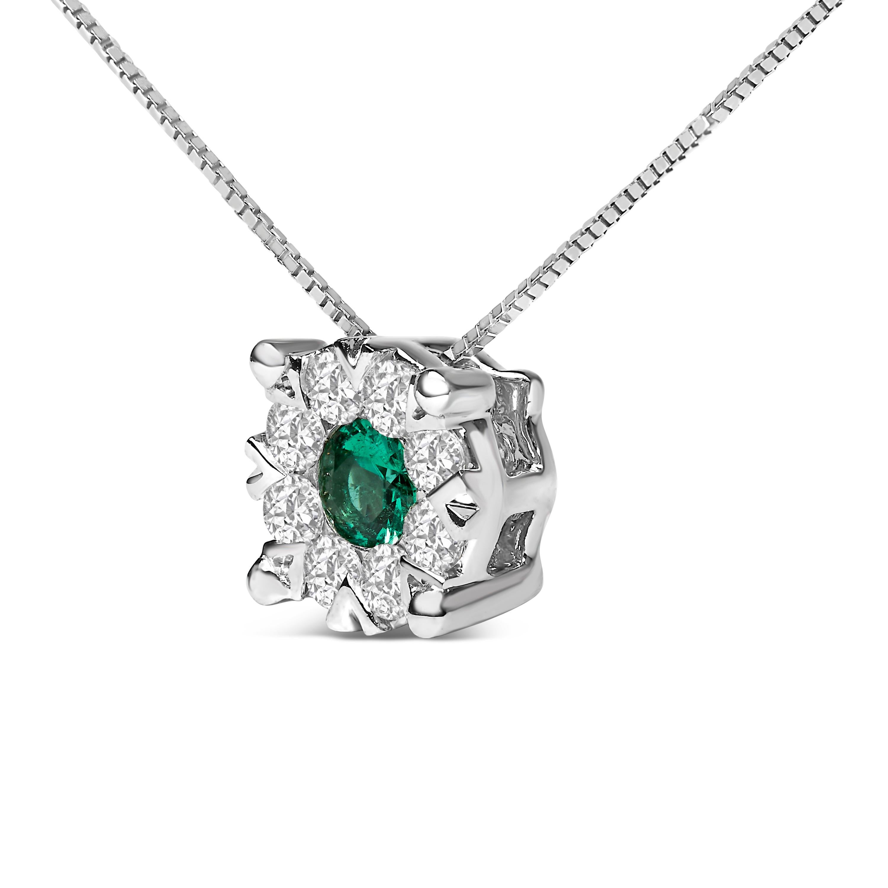 Moderno Collana con ciondolo a raggiera composita con smeraldo verde e diamante da 1/3 Ctw in oro bianco 14K in vendita