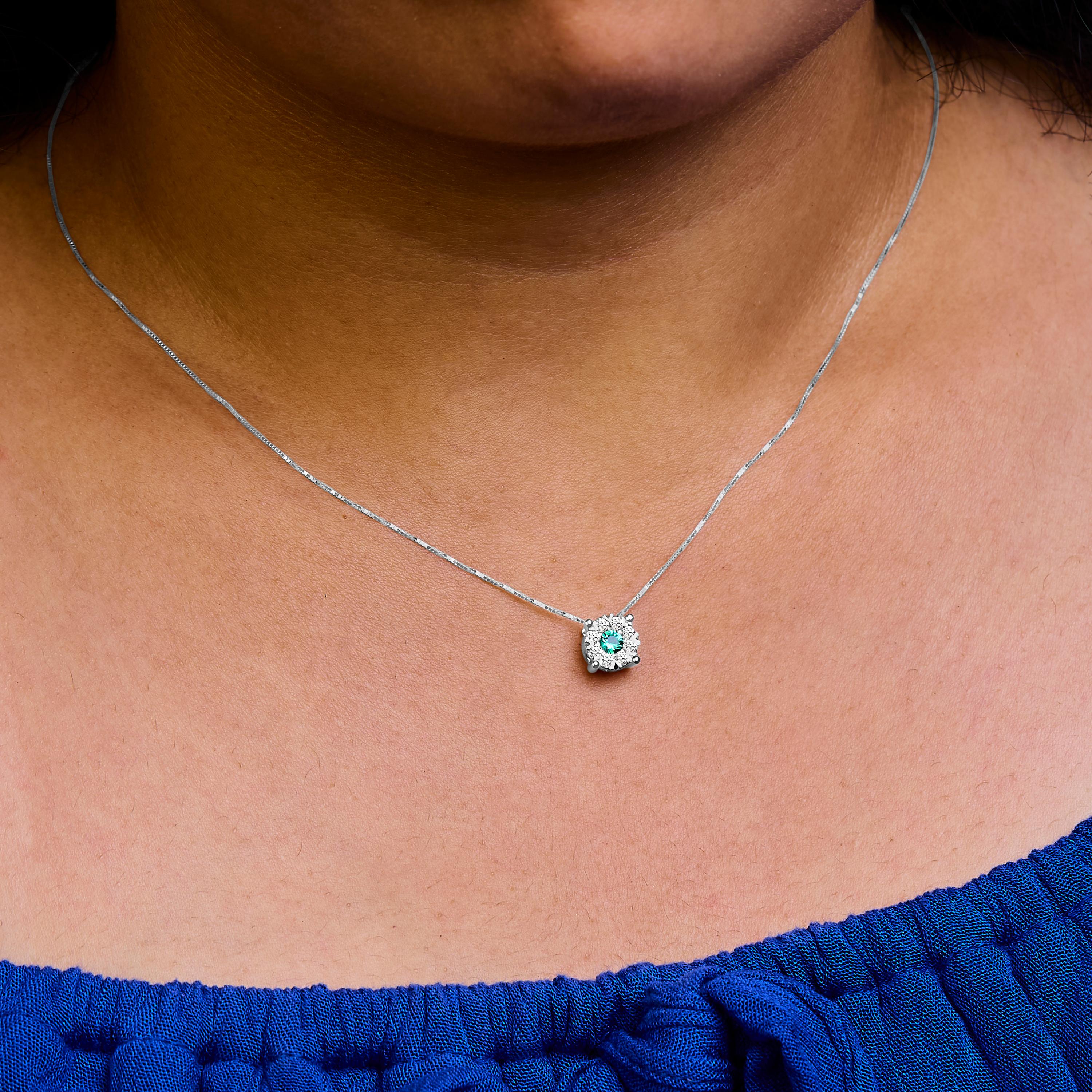 Collana con ciondolo a raggiera composita con smeraldo verde e diamante da 1/3 Ctw in oro bianco 14K In condizioni Nuovo in vendita a New York, NY