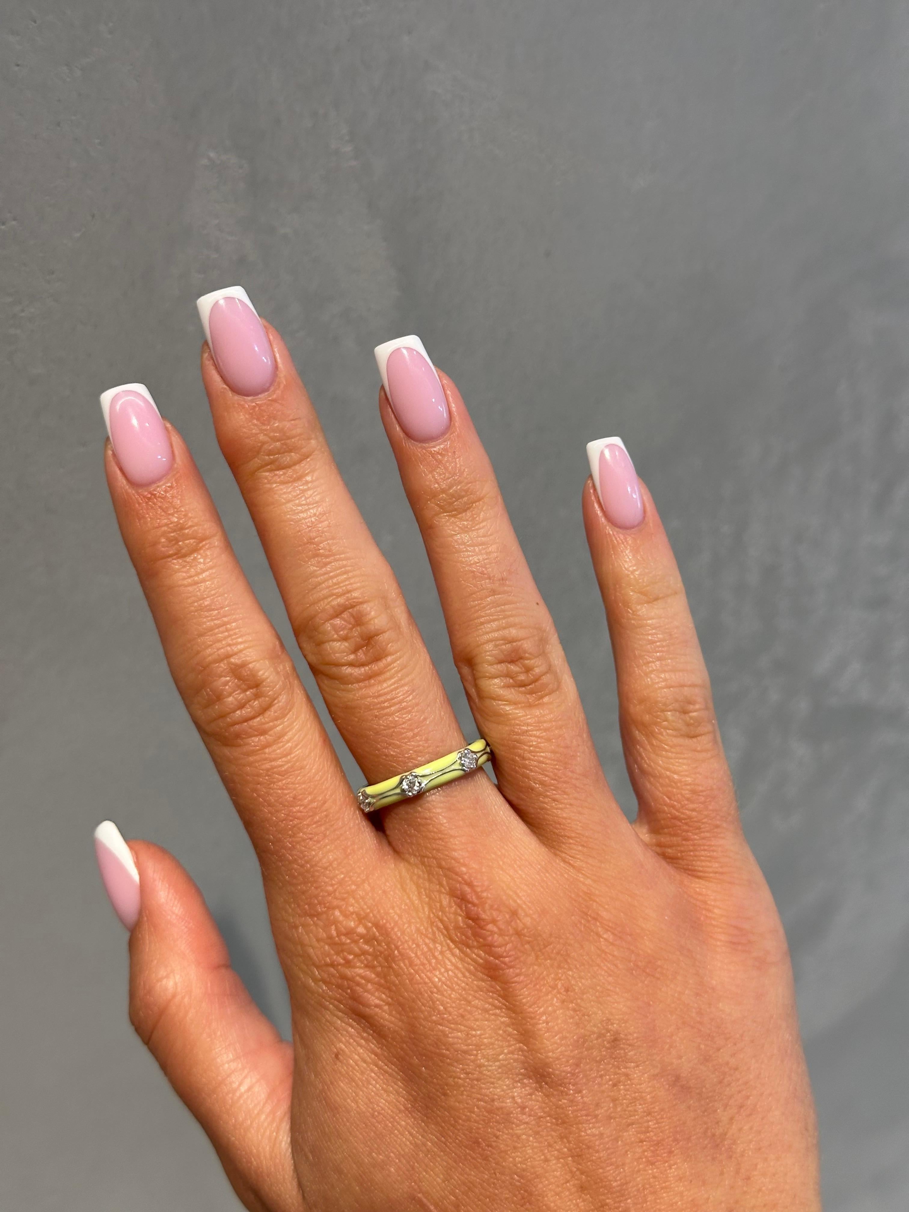 Aggiungi un tocco giocoso alla tua collezione di gioielli con questo anello con smalto color oro bianco da 14 carati. Con 0,40 carati di diamanti naturali, unisce senza sforzo eleganza e divertimento. I diamanti brillano, mentre lo smalto vivace