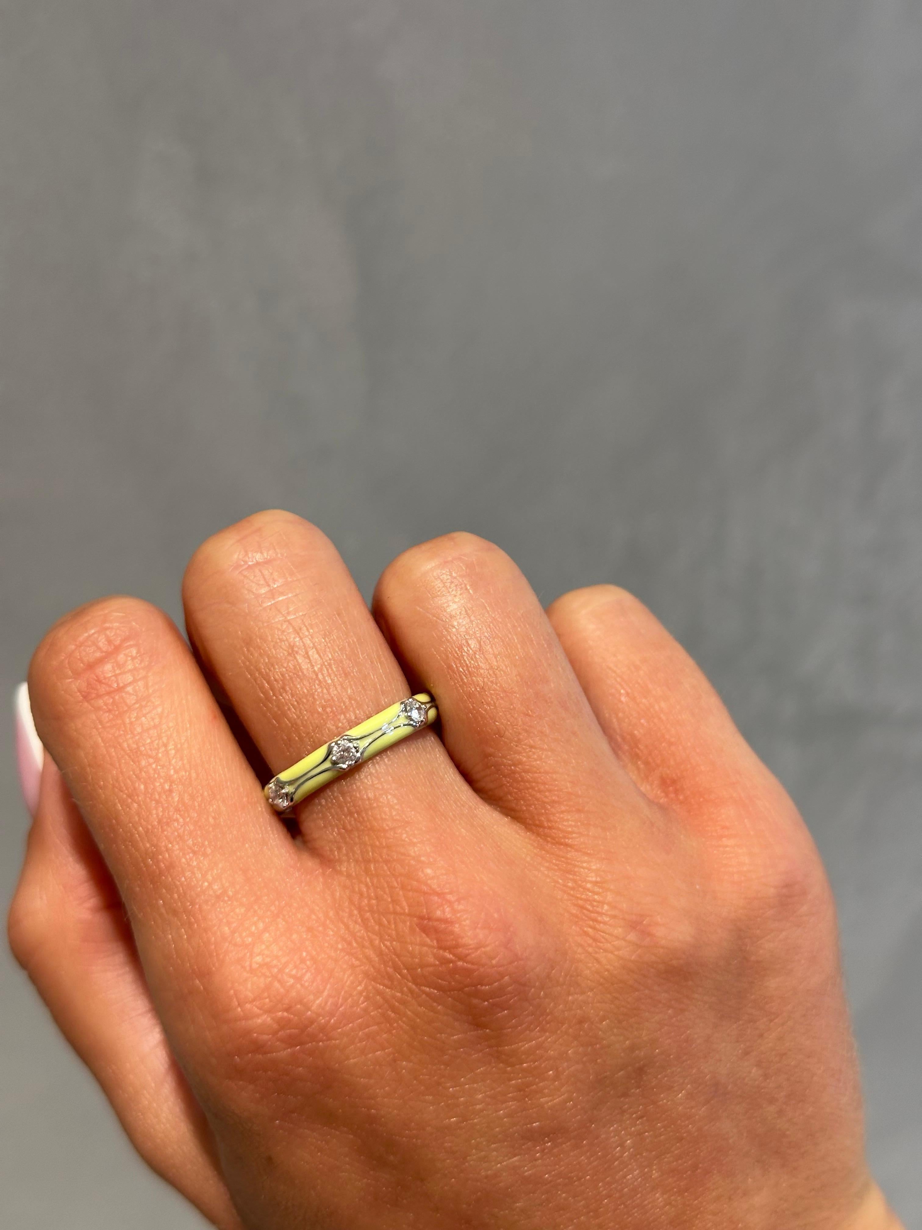 Taglio rotondo Anello con smalto verde e diamanti in oro bianco 14K in vendita