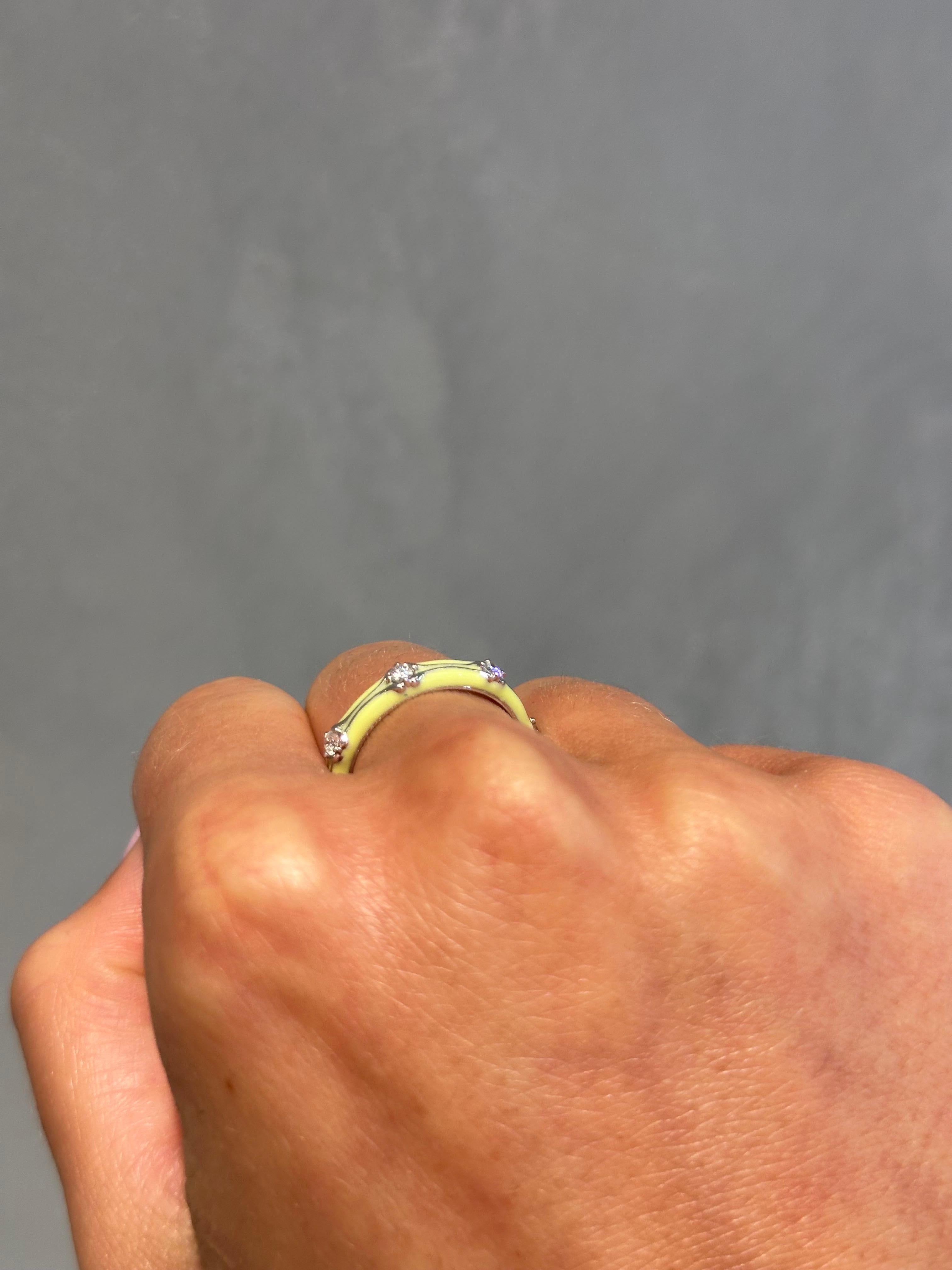 Anello con smalto verde e diamanti in oro bianco 14K In condizioni Nuovo in vendita a New York, NY