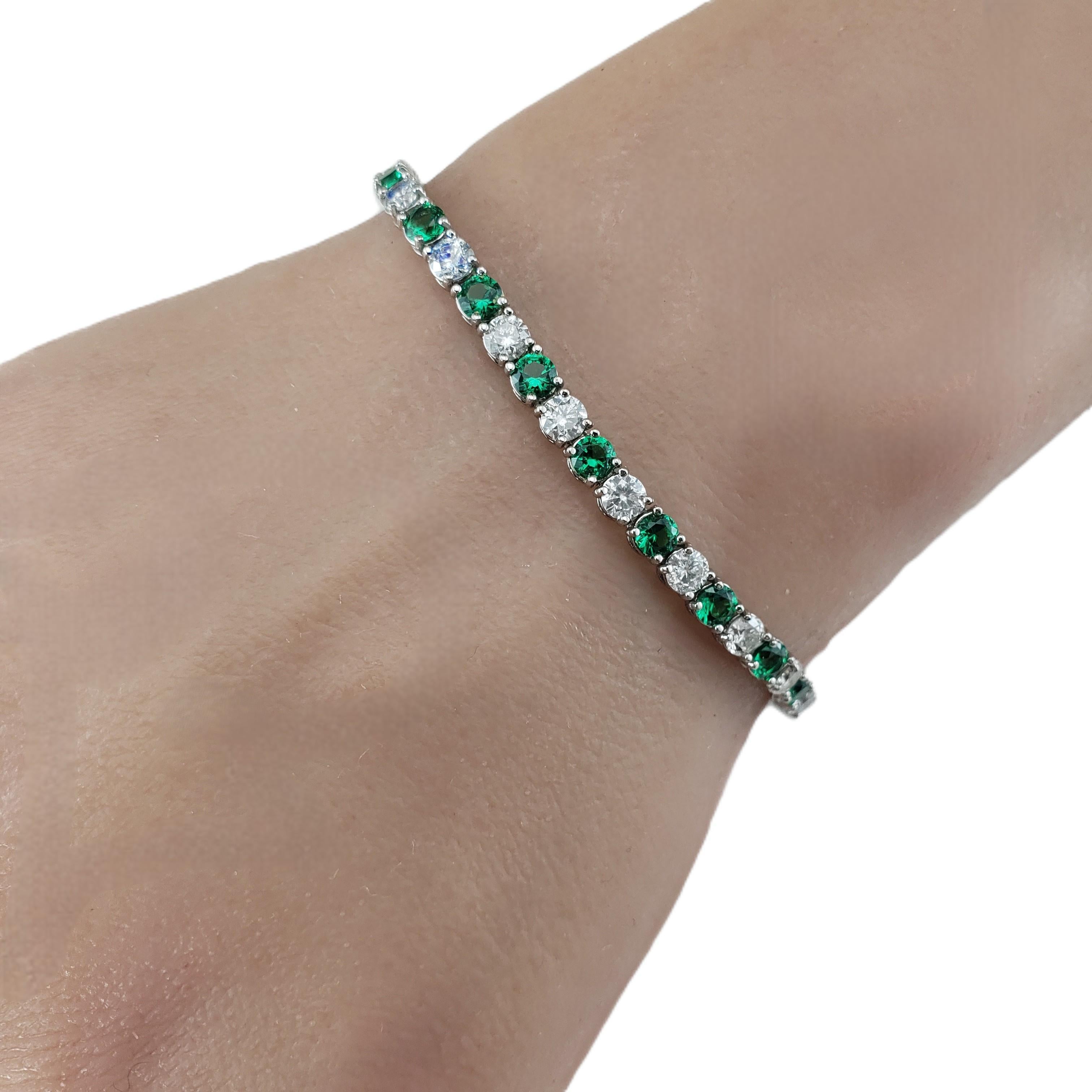 Pulsera de tenis de oro blanco de 14 quilates, cristal verde y diamantes  #23325 en venta 1