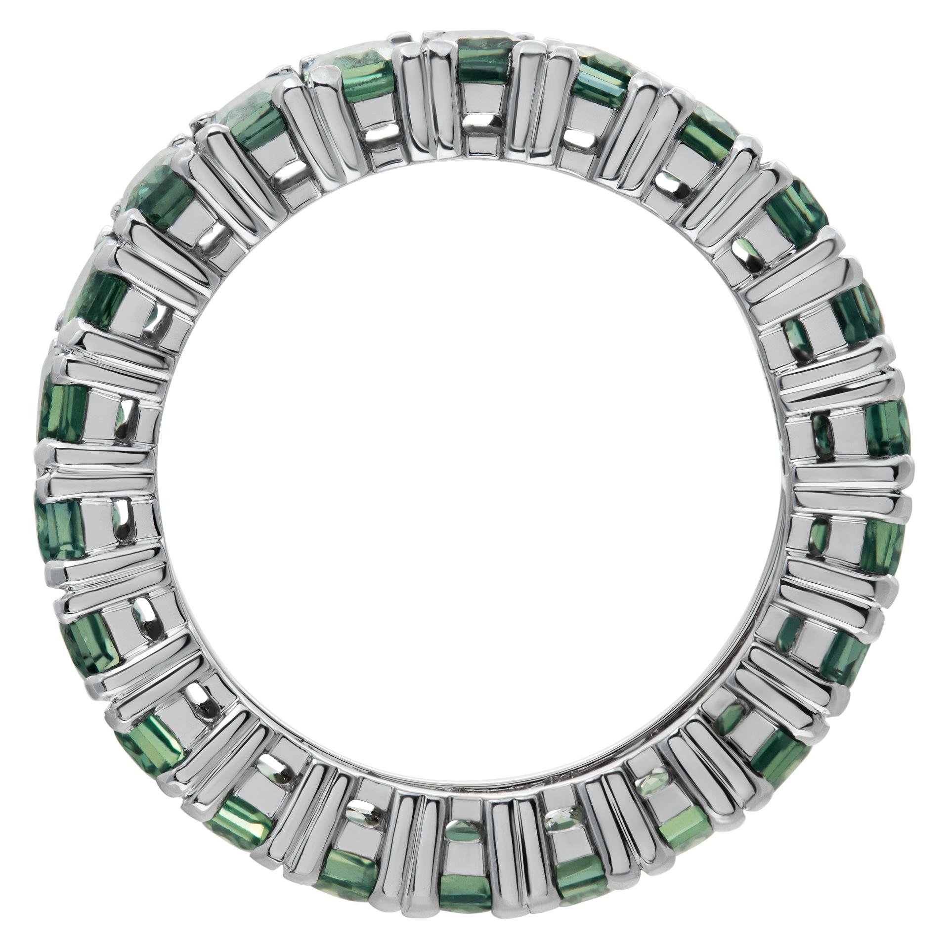 Fascia per l'eternità in oro bianco 14k con zaffiro verde in vendita 1