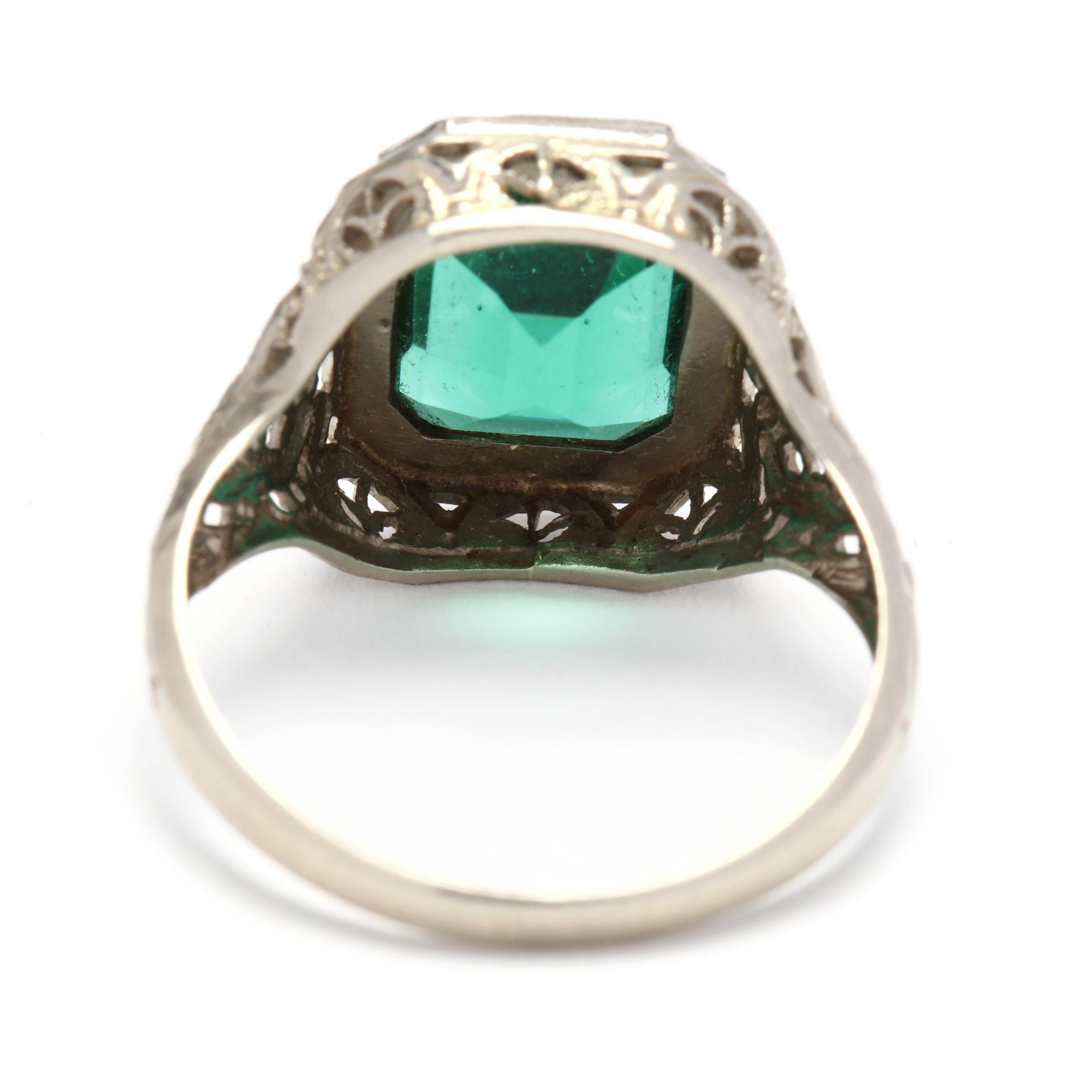 filigraner Ring aus 14 Karat Weißgold und grünen Steinen (Art déco)