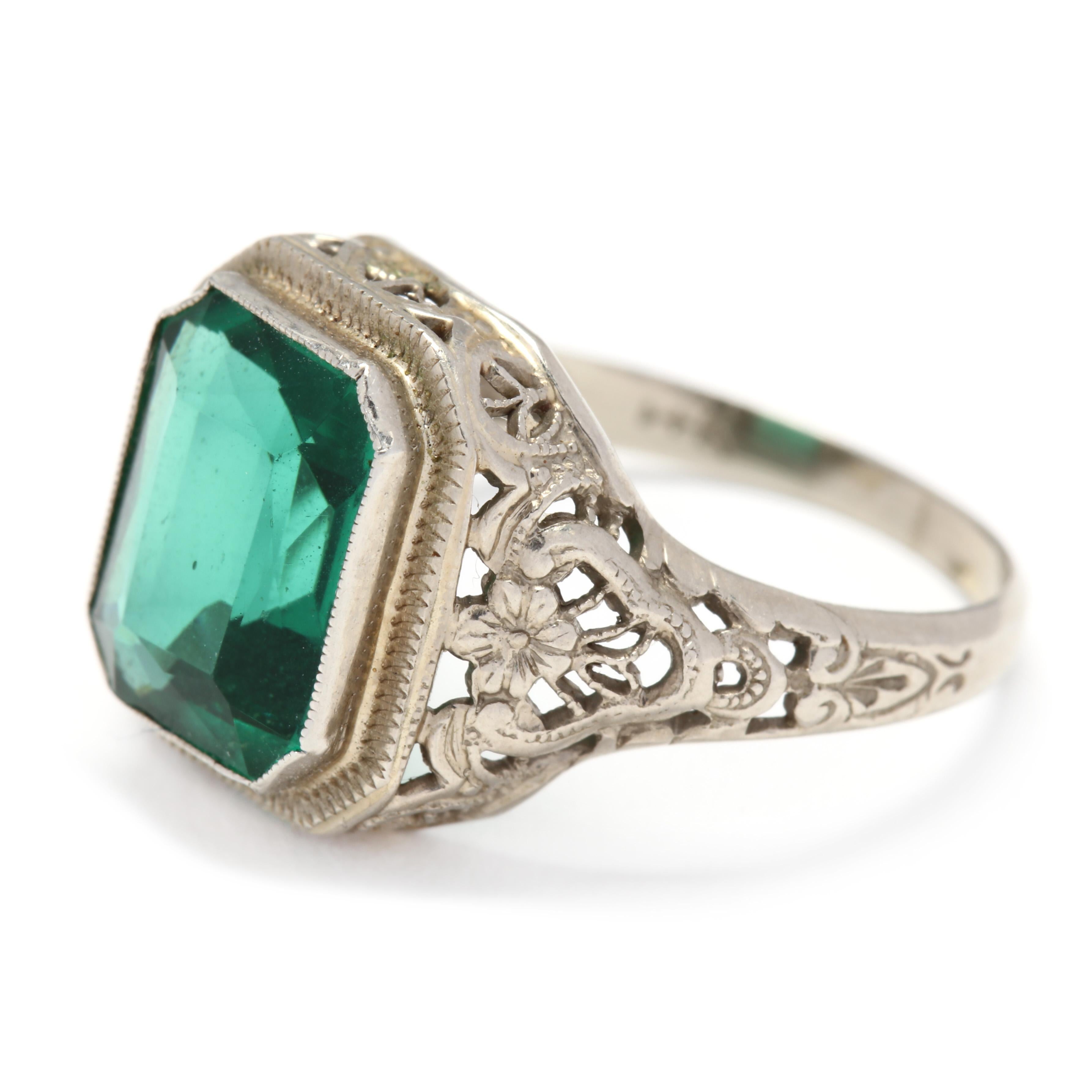 filigraner Ring aus 14 Karat Weißgold und grünen Steinen im Zustand „Gut“ in McLeansville, NC
