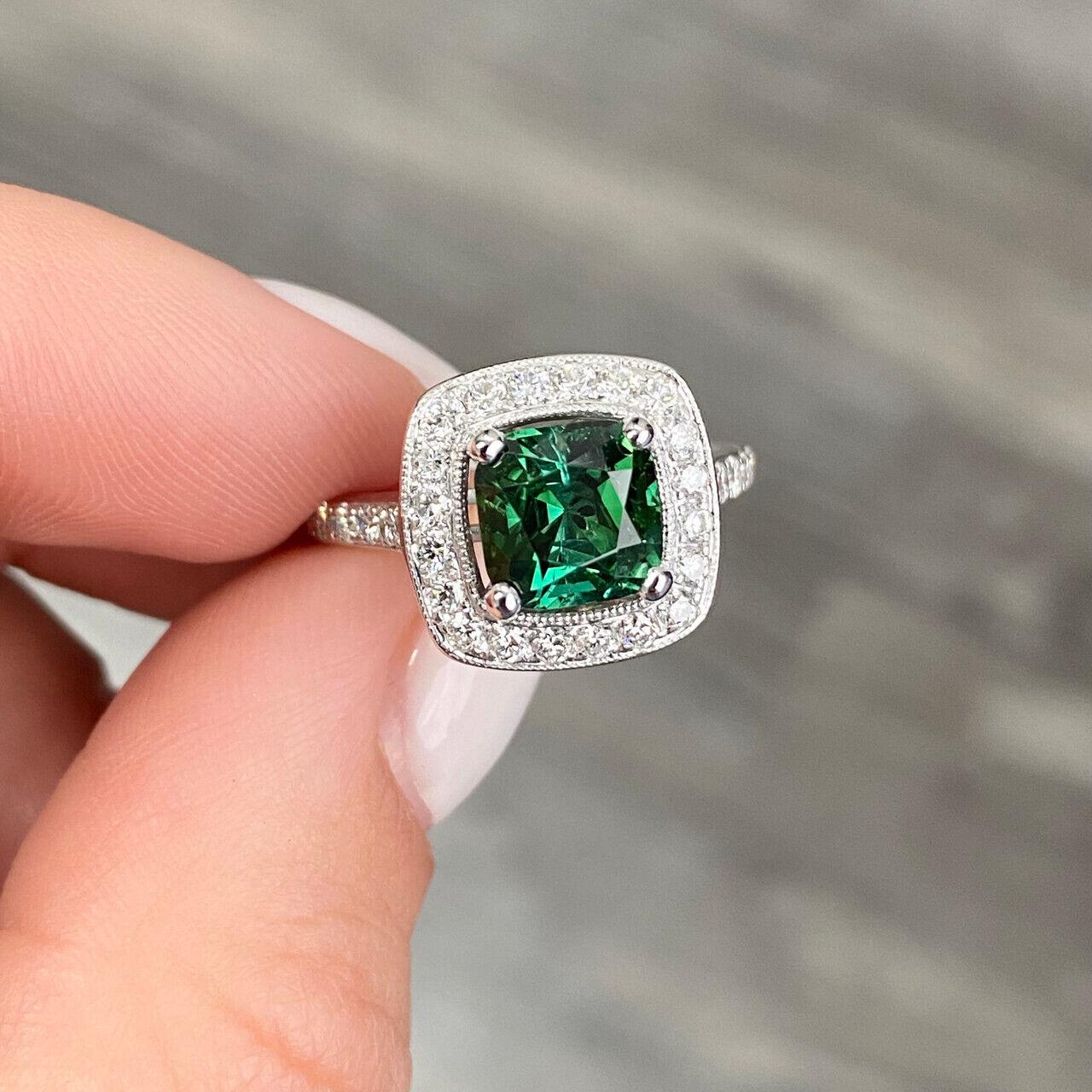 Specifiche:
Usato (ottime condizioni)
Metallo: Oro bianco 14 carati
Peso: 4.1 Gr
Pietra principale: tormalina verde da 1,91 carati
Pietre laterali: Diamanti
Peso totale in carati: 0,40 ctw
Colore: G
Chiarezza: VS-SI1
Dimensioni: 4.5 US
Le sfere