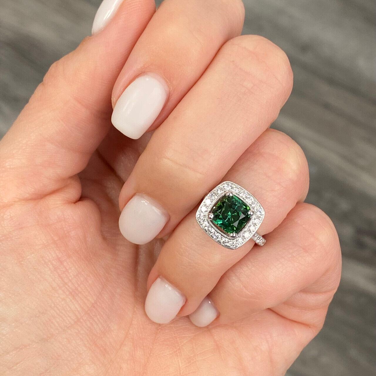 Contemporain Bague halo en or blanc 14 carats avec tourmaline verte en vente