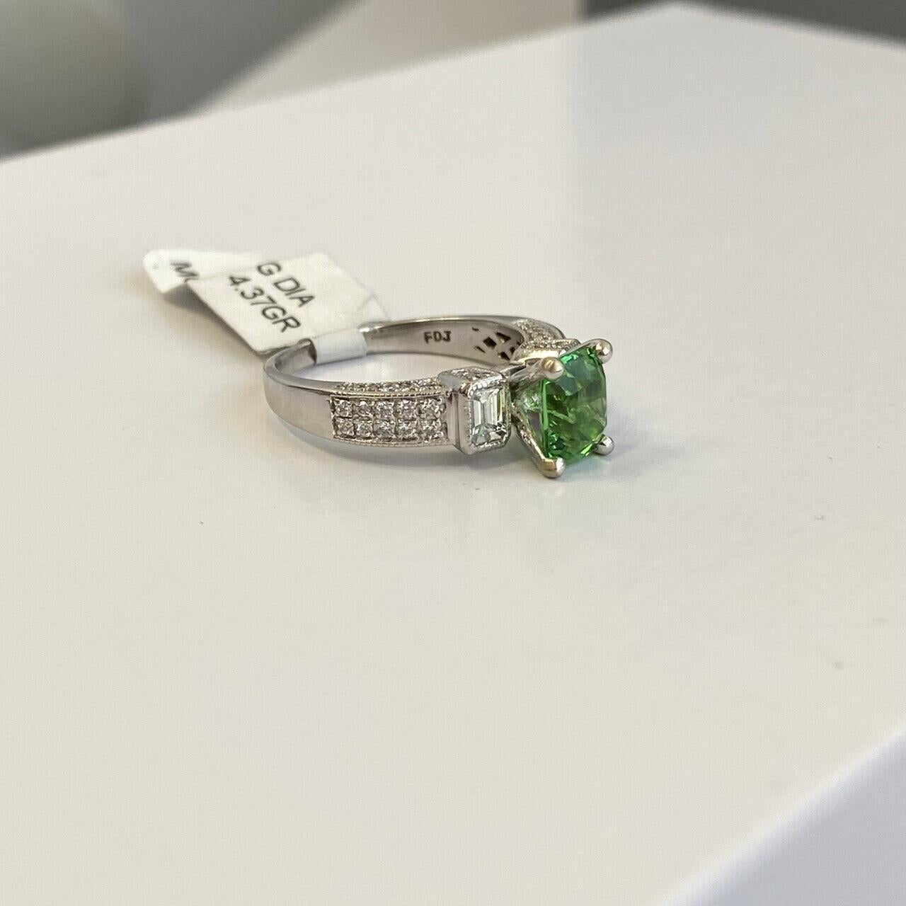 14k White Gold Green Tsavorite 3 Stone Ring In Excellent Condition For Sale In Los Angeles, CA