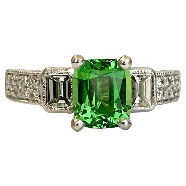 Bague à 3 pierres en or blanc 14 carats et tsavorite verte