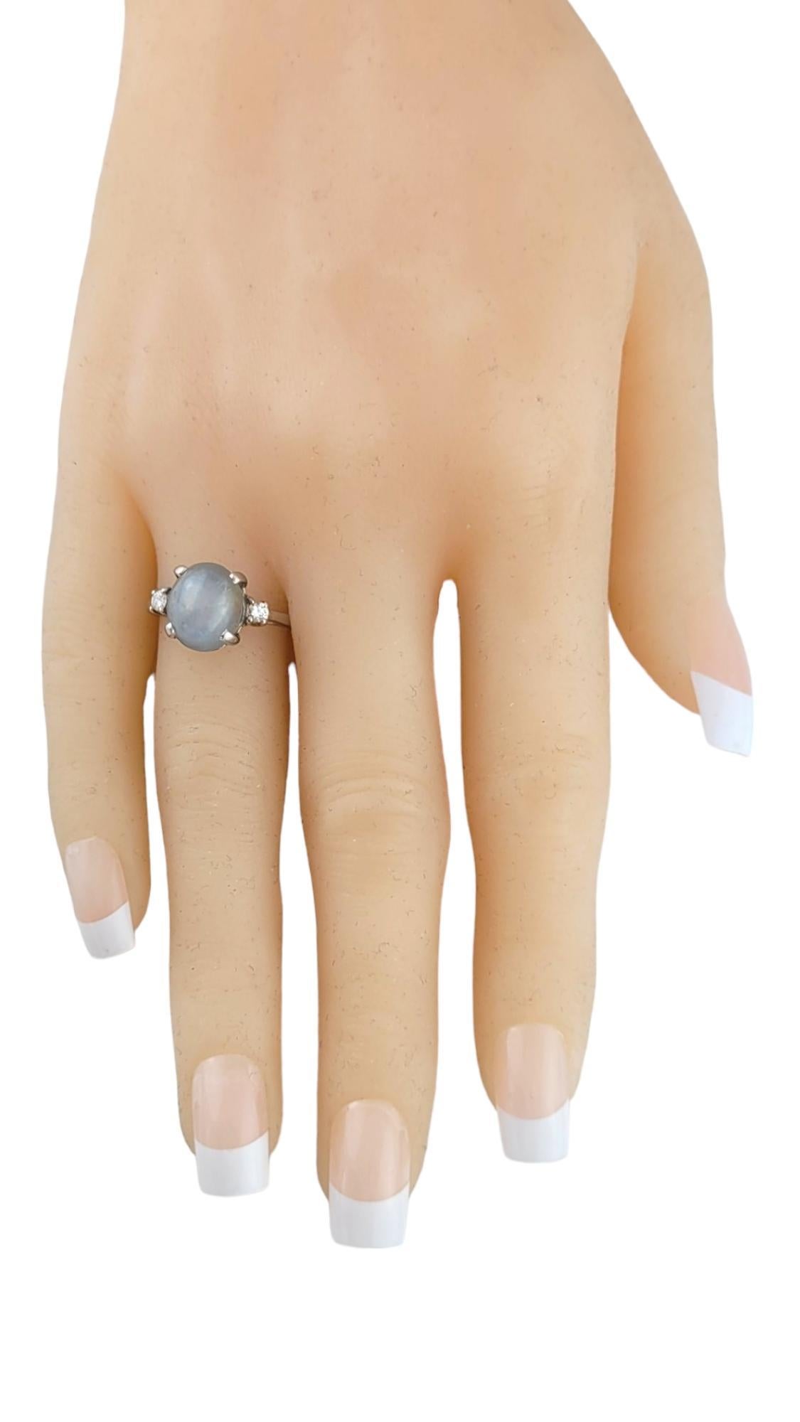 Bague en or blanc 14 carats avec saphir étoilé cabochon gris et diamant taille 6,25 n°16957 en vente 1