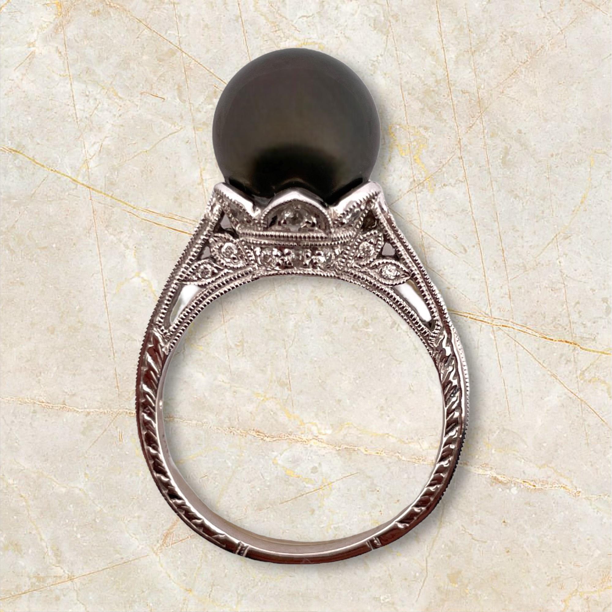 Eleva il tuo stile con questo elegante anello in oro bianco 14K con perle grigie e diamanti. Con una perla grigia lucente di 18,4 mm e un diamante scintillante di 0,36 carati, questo anello pesa 6,4 grammi e misura 7,5. Combinando perfettamente la